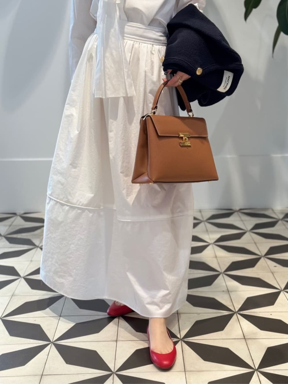 「トゥモローランド、MACPHEE、TOMORROWLAND collection、TOMORROWLAND、ballsey、CARBOTTI、FRANCESCO RUSSO、ニットジャケット、金ボタン、タフタスカート、マキシスカート、ボウタイブラウス、ボウタイシャツ」｜「TOMORROWLAND のセルロースジャージー キャミソール（キャミソール、ホワイト系）」を使った、Nito_TOMORROWLANDさん（レディース・158cm）の春コーディネートの4枚目の写真