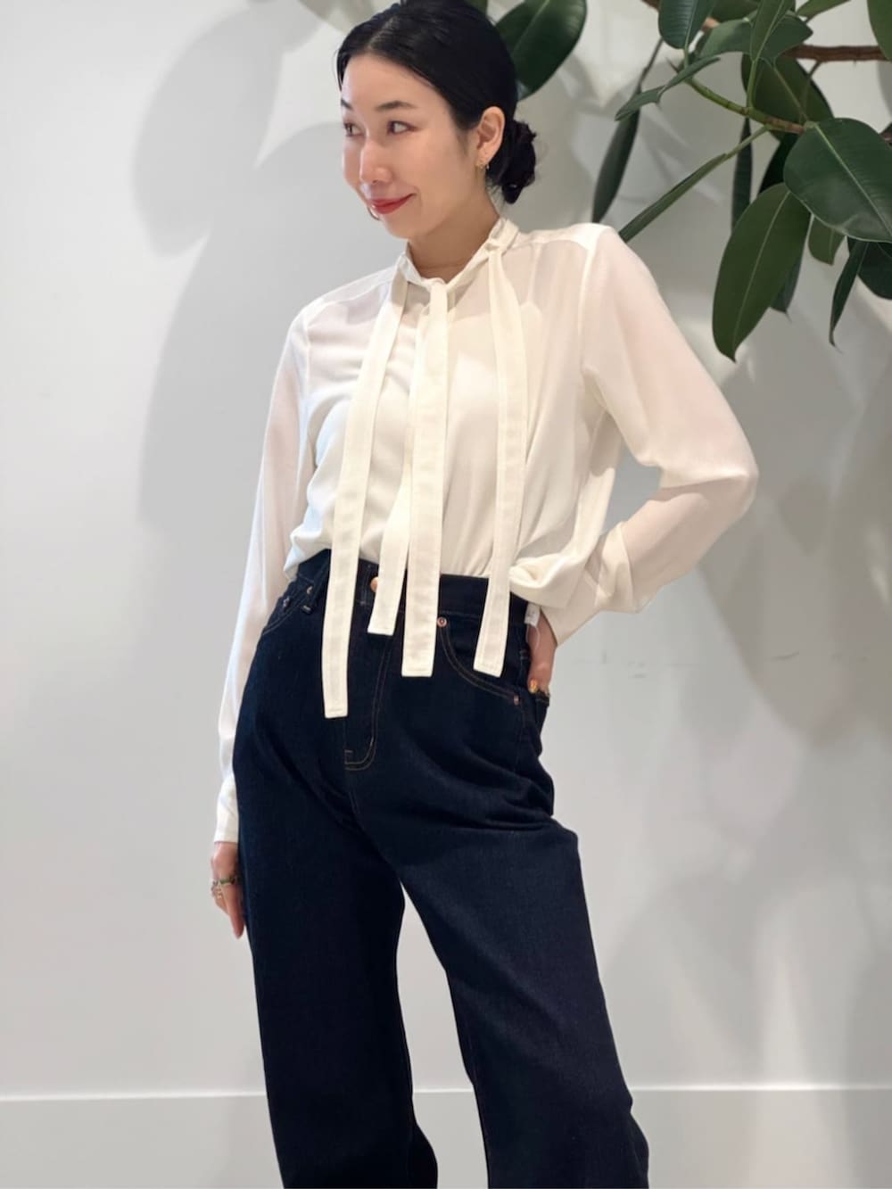 「TOMORROWLAND、トゥモローランド、MACPHEE、TOMORROWLAND collection、ballsey、RED CARD、別注、J&M DAVIDSON、へリンボーン、ピーコート、Pコート、ボアベスト、エコファー、ボウタイブラウス」｜「TOMORROWLAND のコットンジャージー キャミソール（キャミソール、ホワイト系）」を使った、Nito_TOMORROWLANDさん（レディース・158cm）の冬コーディネートの3枚目の写真