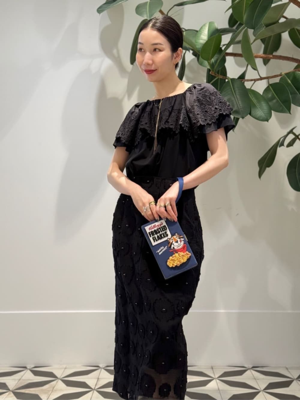 「TOMORROWLAND、ballsey、Anya Hindmarch、sergio rossi、ラッフルフリル、ラッフルブラウス、ジャカードスカート、シアースカート、オールブラック、ワントーンコーデ、大人カジュアル」｜「TOMORROWLAND のコットンジャージー キャミソール（キャミソール、ブラック系）」を使った、Nito_TOMORROWLANDさん（レディース・158cm）の夏コーディネートの2枚目の写真