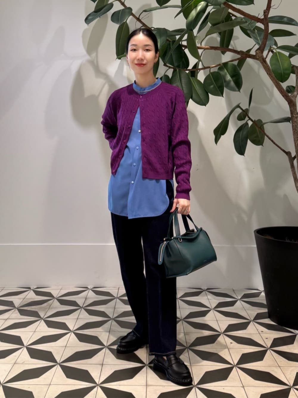 ブルー系のデニムパンツ、ホワイト系のキャミソール、ブルー系のテーラードジャケットを着用したレディースの夏コーディネートの3枚目の写真