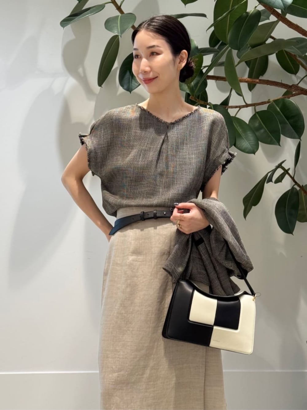 「TOMORROWLAND、トゥモローランド、ballsey、MACPHEE、WANDLER、MAISON BOINET、ノーカラージャケット、パイピングジャケット、アンサンブル、ラミースカート、大人カジュアル、sergio rossi」｜「TOMORROWLAND のセルロースジャージー キャミソール（キャミソール、ブラック系）」を使った、Nito_TOMORROWLANDさん（レディース・158cm）の夏コーディネートの3枚目の写真