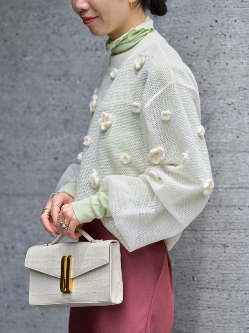 「TOMORROWLAND、トゥモローランド、ballsey、MACPHEE、DeMEllier、pippichic、チェスターコート、シャギーコート、ピンク、サテンスカート、マーメイドスカート、フラワープリント」|「PippichicのPIPPICHIC ANNA V JEWERLY 13 ガラスレザー フラットシューズ(その他シューズ、ベージュ系)」を使った、Nito_TOMORROWLANDさん(レディース・158cm)の秋コーディネートの4枚目の写真