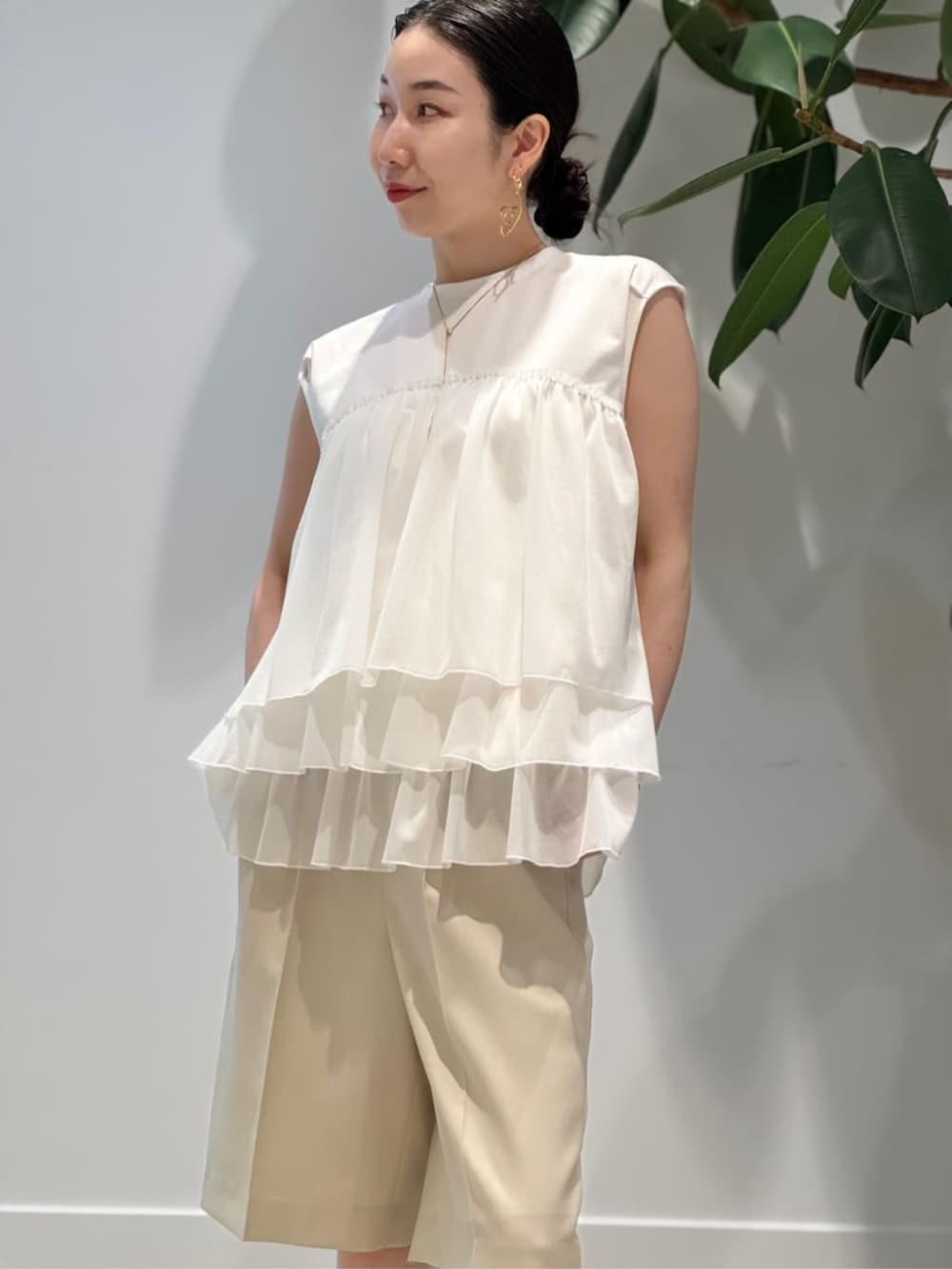「TOMORROWLAND、トゥモローランド、ballsey、MACPHEE、BAR JEWELLERY、ティアード、ティアードブラウス、ツイードジャケット、ハーフパンツ、FRANCESCO RUSSO、MICHINO PARIS、大人カジュアル」|「TOMORROWLAND のコットンジャージー キャミソール(キャミソール、ホワイト系)」を使った、Nito_TOMORROWLANDさん(レディース・158cm)の春コーディネートの2枚目の写真