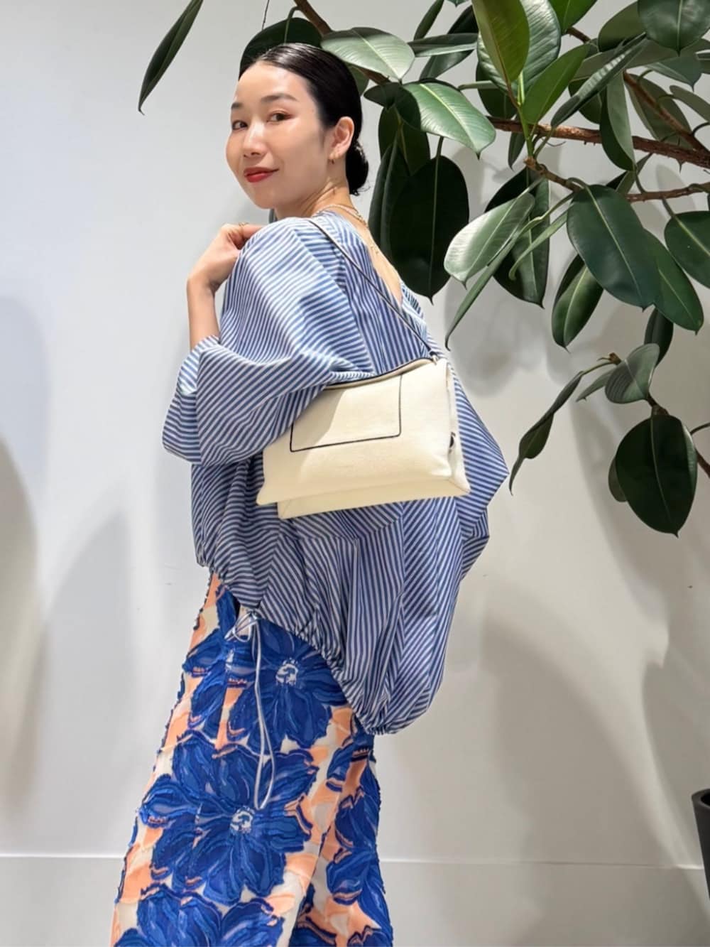 「TOMORROWLAND、トゥモローランド、TOMORROWLAND .B、TOMORROWLAND collection、ballsey、WANDLER、MARIHA、ストライプブラウス、ブルー、ジャカードパンツ、フラワーモチーフ」|「TOMORROWLAND のコットンジャージー キャミソール(キャミソール、ホワイト系)」を使った、Nito_TOMORROWLANDさん(レディース・158cm)の夏コーディネートの2枚目の写真