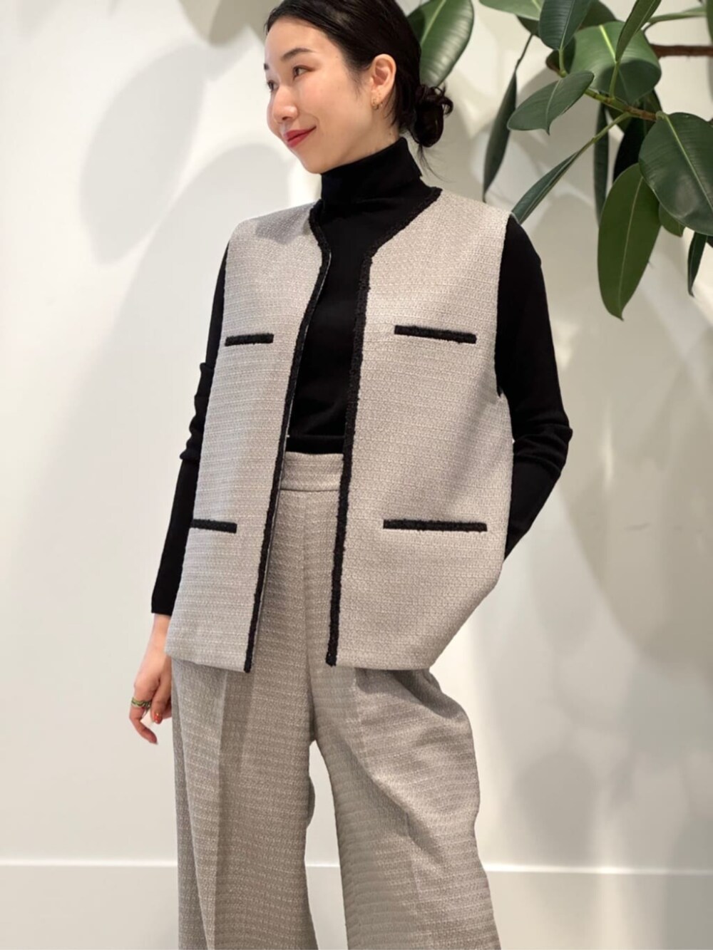 グレー系のベスト、ブラック系のニット/セーター、グレー系のその他パンツを着用したレディースの冬コーディネートの3枚目の写真