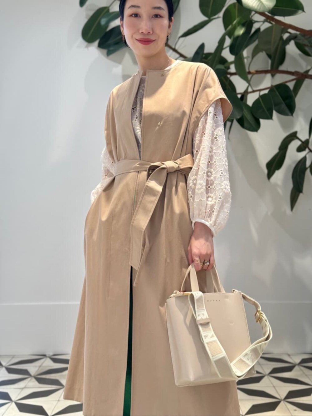 「TOMORROWLAND、TOMORROWLAND collection、トゥモローランド、ballsey、MACPHEE、MARNI、METIER、ケープコート、マントコート、レースブラウス、グリーン」｜「TOMORROWLAND のウォーターレプツイル マントケープジレ（ベスト、ベージュ系）」を使った、Nito_TOMORROWLANDさん（レディース・158cm）の冬コーディネートの5枚目の写真