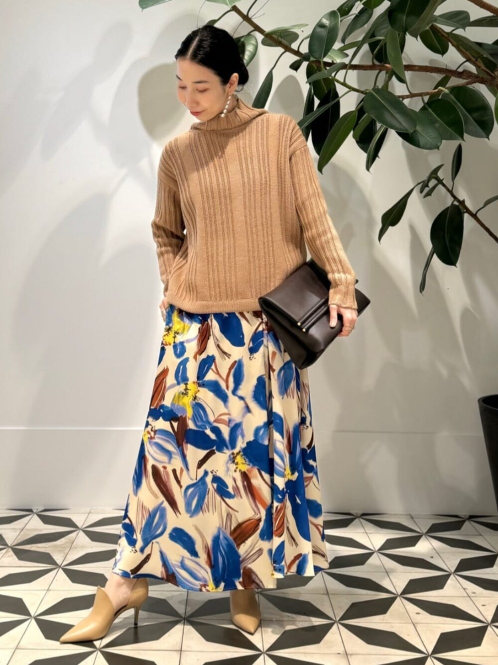 「TOMORROWLAND、トゥモローランド、MACPHEE、ballsey、WANDLER、pellico、Max Mara、LIE STUDIO、ピーコート、Pコート、ショートコート、キャメル、柄スカート」｜「TOMORROWLAND のLIE STUDIO ボールチェーンピアス（ピアス（両耳用）、シルバー系）」を使った、Nito_TOMORROWLANDさん（レディース・158cm）の冬コーディネートの2枚目の写真