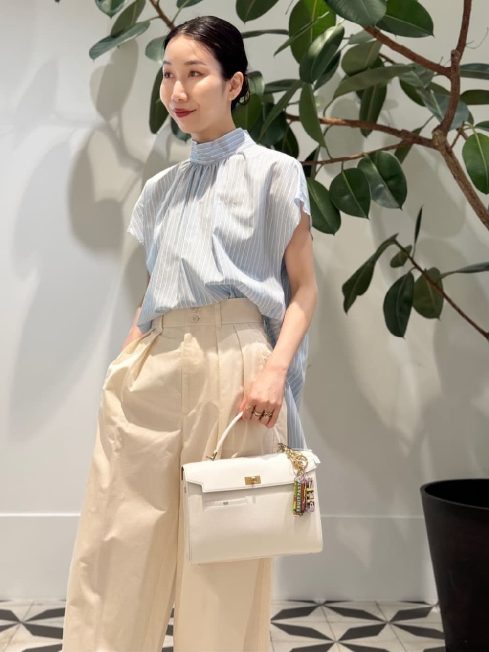 「TOMORROWLAND、トゥモローランド、MACPHEE、BACCA、Anya Hindmarch、ハイネックシャツ、ストライプシャツ、ブルーシャツ、タックパンツ、ワイドパンツ、大人カジュアル」｜「MACPHEEのシルクネップウェザー タックワイドパンツ（その他パンツ、ホワイト系）」を使った、Nito_TOMORROWLANDさん（レディース・158cm）の夏コーディネートの3枚目の写真