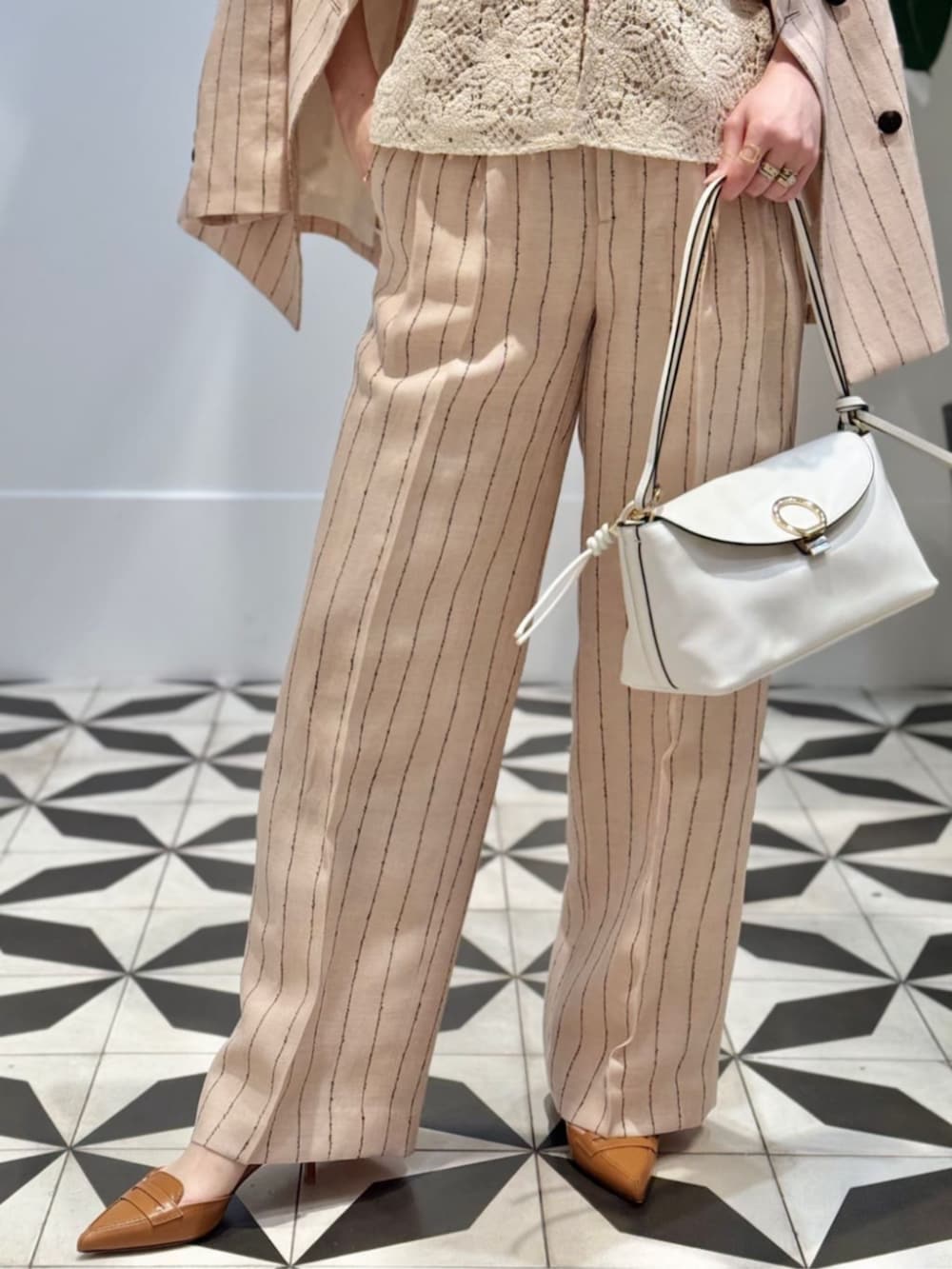 「TOMORROWLAND、トゥモローランド、MACPHEE、ballsey、La Maison de lyllis、r.alagan、Charlotte Chesnais、Atelier TOMORROWLAND、FRANCESCO RUSSO、ストライプジャケット、セットアップ、ワントーンコーデ、大人カジュアル」|「TOMORROWLAND のコットンジャージー キャミソール(キャミソール、ホワイト系)」を使った、Nito_TOMORROWLANDさん(レディース・158cm)の春コーディネートの4枚目の写真