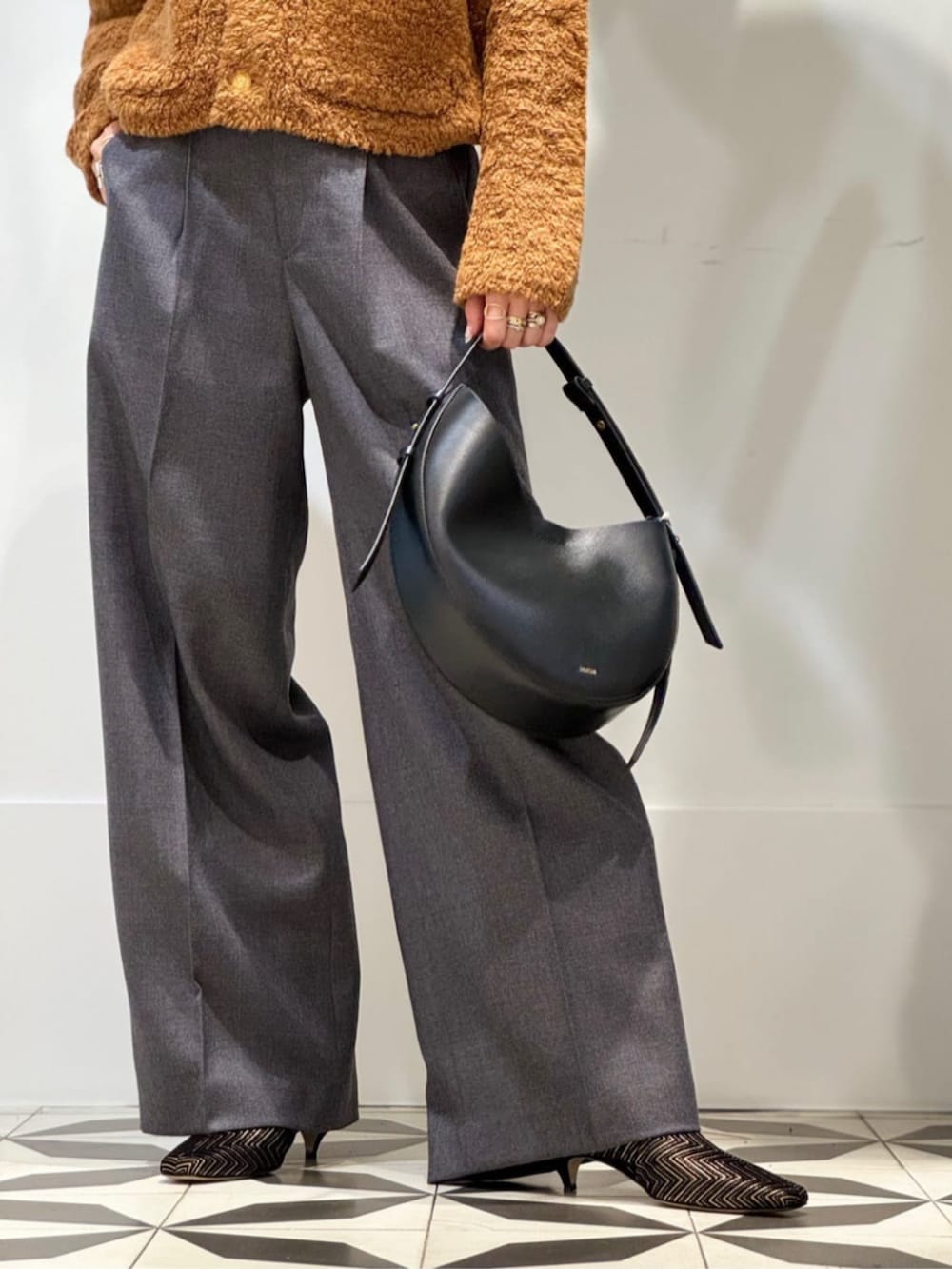 「TOMORROWLAND、トゥモローランド、MACKINTOSH、HUMBIE、別注、MACPHEE、NEBULONIE、soeur、ステンカラーコート、ムートンニット、金ボタン、タックパンツ」｜「soeurのSoeur WINO ショルダーバッグ（ショルダーバッグ、ブラック系）」を使った、Nito_TOMORROWLANDさん（レディース・158cm）の秋コーディネートの4枚目の写真
