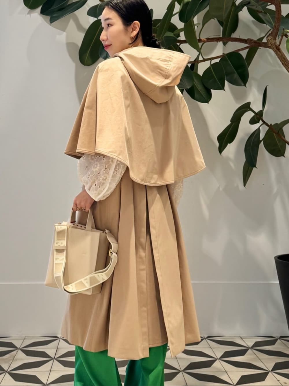 「TOMORROWLAND、TOMORROWLAND collection、トゥモローランド、ballsey、MACPHEE、MARNI、METIER、ケープコート、マントコート、レースブラウス、グリーン」｜「TOMORROWLAND のウォーターレプツイル マントケープジレ（ベスト、ベージュ系）」を使った、Nito_TOMORROWLANDさん（レディース・158cm）の冬コーディネートの7枚目の写真