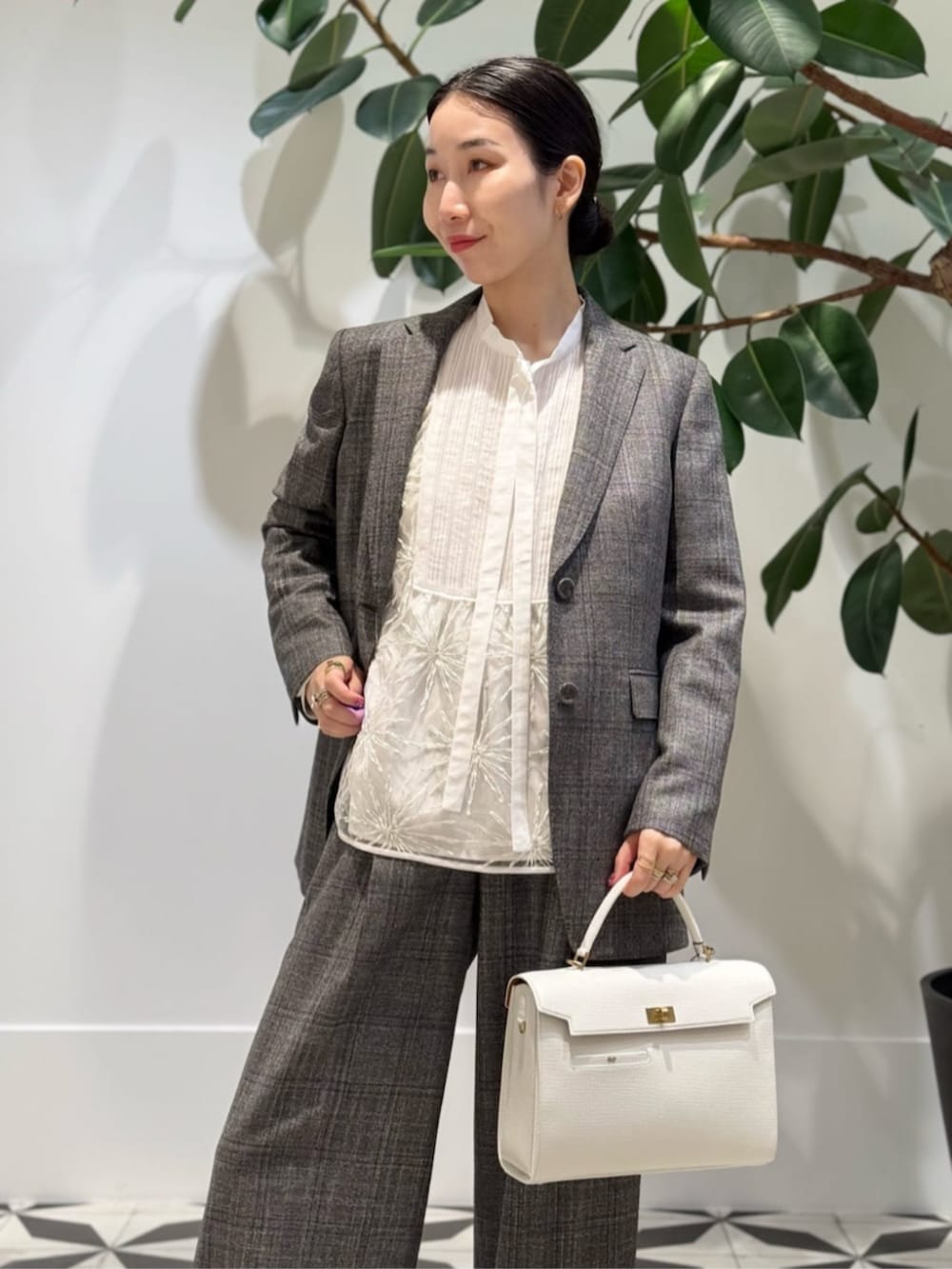 「TOMORROWLAND、TOMORROWLAND collection、トゥモローランド、BACCA、Anya Hindmarch、チェックジャケット、チェックパンツ、セットアップ、エンブロイダリーブラウス、ボウタイブラウス、オフィススタイル、大人カジュアル」|「BACCAのinner piece ベロアジャージー カップインキャミソール(キャミソール、ホワイト系)」を使った、Nito_TOMORROWLANDさん(レディース・158cm)の夏コーディネートの3枚目の写真