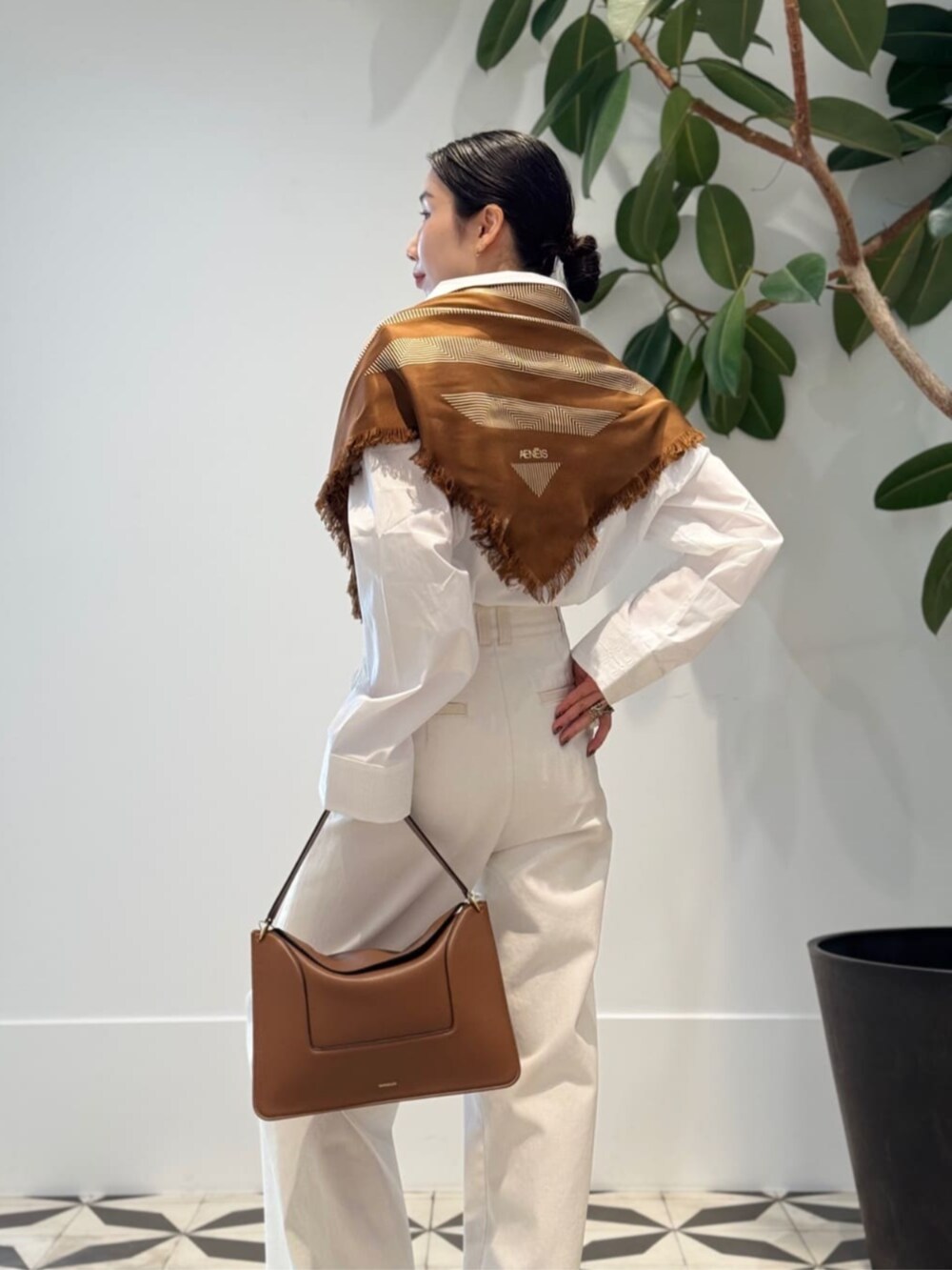 「TOMORROWLAND、トゥモローランド、BOURRIENNE、Bourrienne Paris X、MACPHEE、ballsey、AENEIS、WANDLER、Rieuk、Gianvito Rossi、ホワイトデニム、オープンカラーシャツ、ブラウン、スカーフアレンジ、大人カジュアル」|「TOMORROWLAND のコットンジャージー キャミソール(キャミソール、ホワイト系)」を使った、Nito_TOMORROWLANDさん(レディース・158cm)の春コーディネートの4枚目の写真