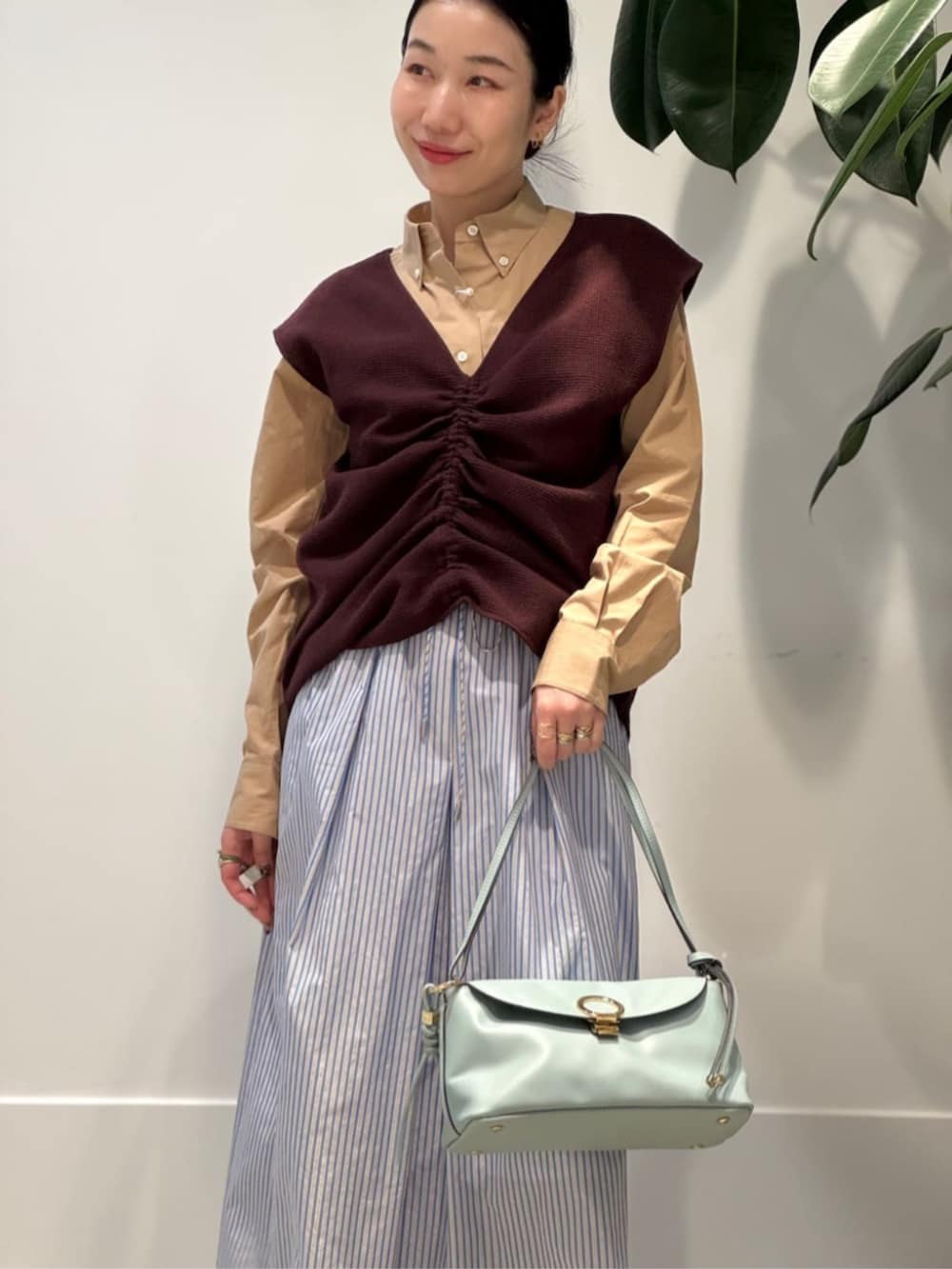 「TOMORROWLAND、トゥモローランド、MACKINTOSH、BACCA、MACPHEE、NEBULONIE、Atelier TOMORROWLAND、別注、ナイロンジャケット、フーデッドジャケット、マキシスカート、ストライプスカート、ボタンダウンシャツ、レイヤードスタイル」｜「BACCAのコットンタイプライター ボタンダウンシャツ（シャツ/ブラウス、イエロー系）」を使った、Nito_TOMORROWLANDさん（レディース・158cm）の春コーディネートの5枚目の写真