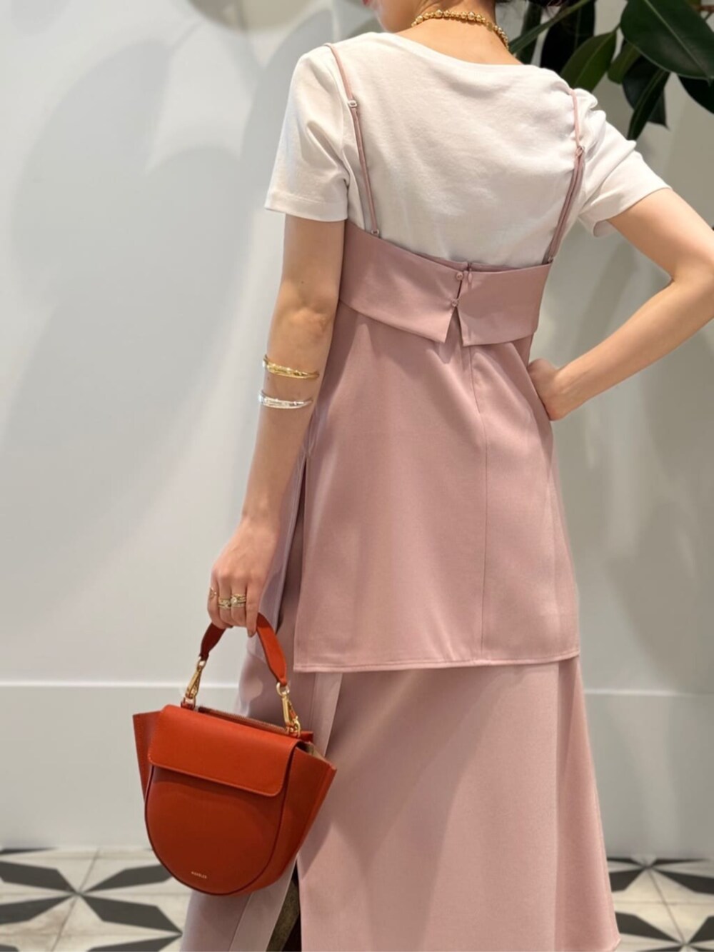「TOMORROWLAND、トゥモローランド、MACPHEE、BACCA、ballsey、TOMORROWLAND collection、WANDLER、pellico、LIE STUDIO、セットアップ、レイヤードスタイル、ピンク、ビスチェ、ダブルジャケット」|「TOMORROWLAND のコットンジャージー キャミソール(キャミソール、ホワイト系)」を使った、Nito_TOMORROWLANDさん(レディース・158cm)の秋コーディネートの4枚目の写真