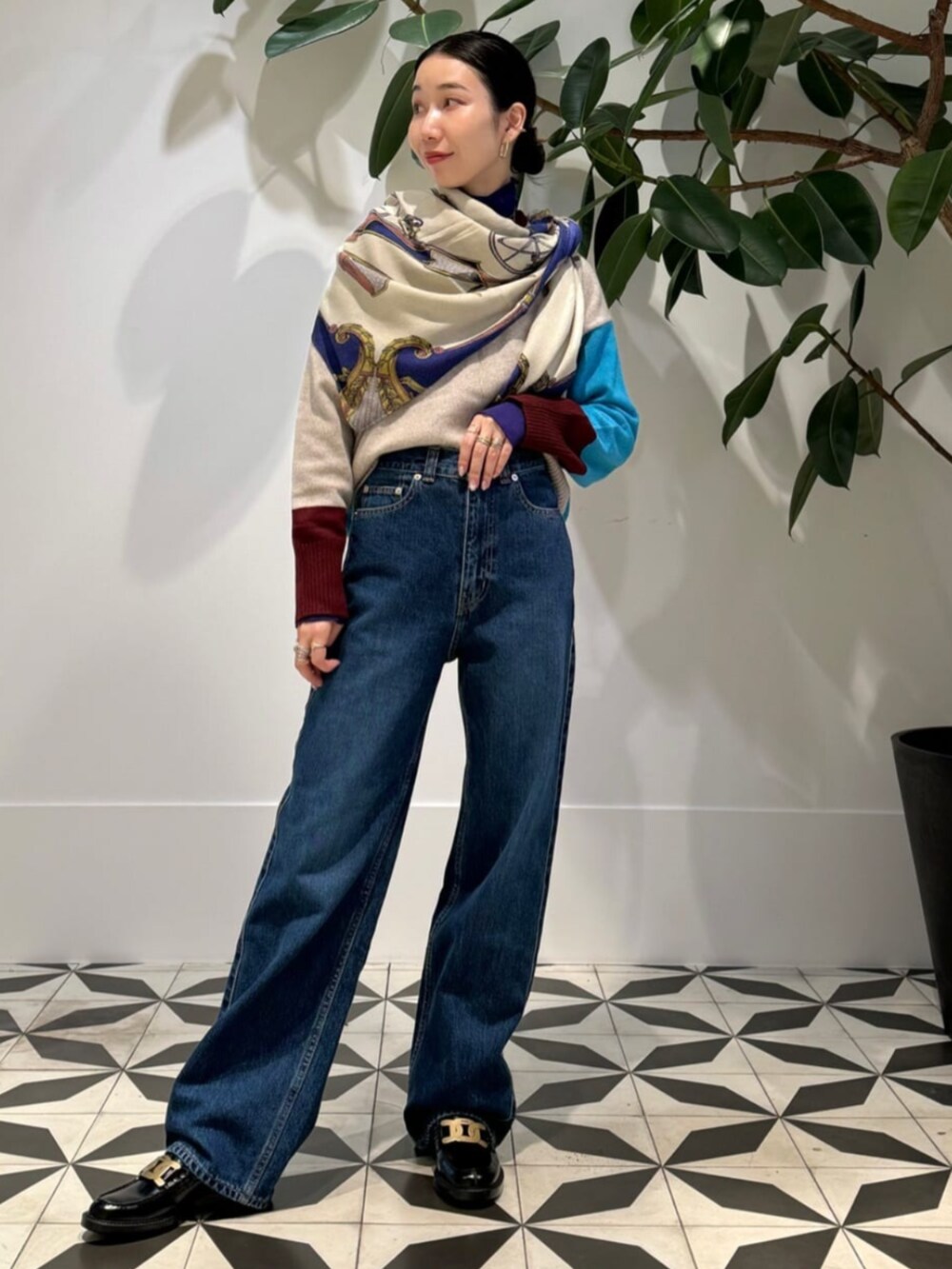 「TOMORROWLAND、トゥモローランド、MACKINTOSH、MACPHEE、ballsey、manipuri、WANDLER、TOD'S、別注、キルティングコート、デニム、ニット」｜「TOMORROWLAND のデニム ワイドストレートパンツ（デニムパンツ、ブルー系）」を使った、Nito_TOMORROWLANDさん（レディース・158cm）の秋コーディネートの2枚目の写真