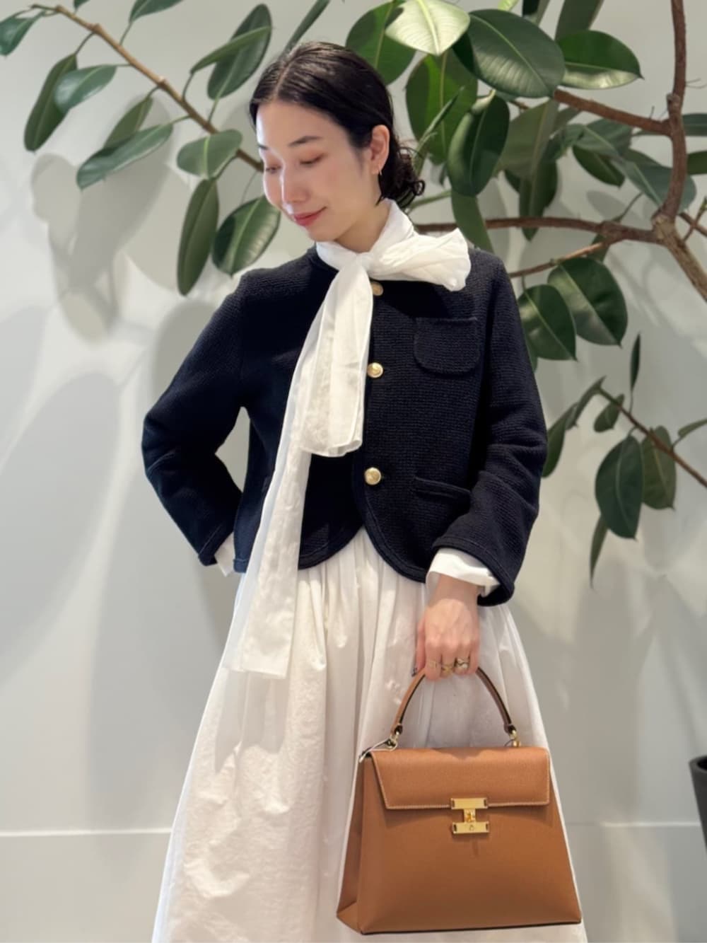「トゥモローランド、MACPHEE、TOMORROWLAND collection、TOMORROWLAND、ballsey、CARBOTTI、FRANCESCO RUSSO、ニットジャケット、金ボタン、タフタスカート、マキシスカート、ボウタイブラウス、ボウタイシャツ」｜「TOMORROWLAND のセルロースジャージー キャミソール（キャミソール、ホワイト系）」を使った、Nito_TOMORROWLANDさん（レディース・158cm）の春コーディネートの2枚目の写真