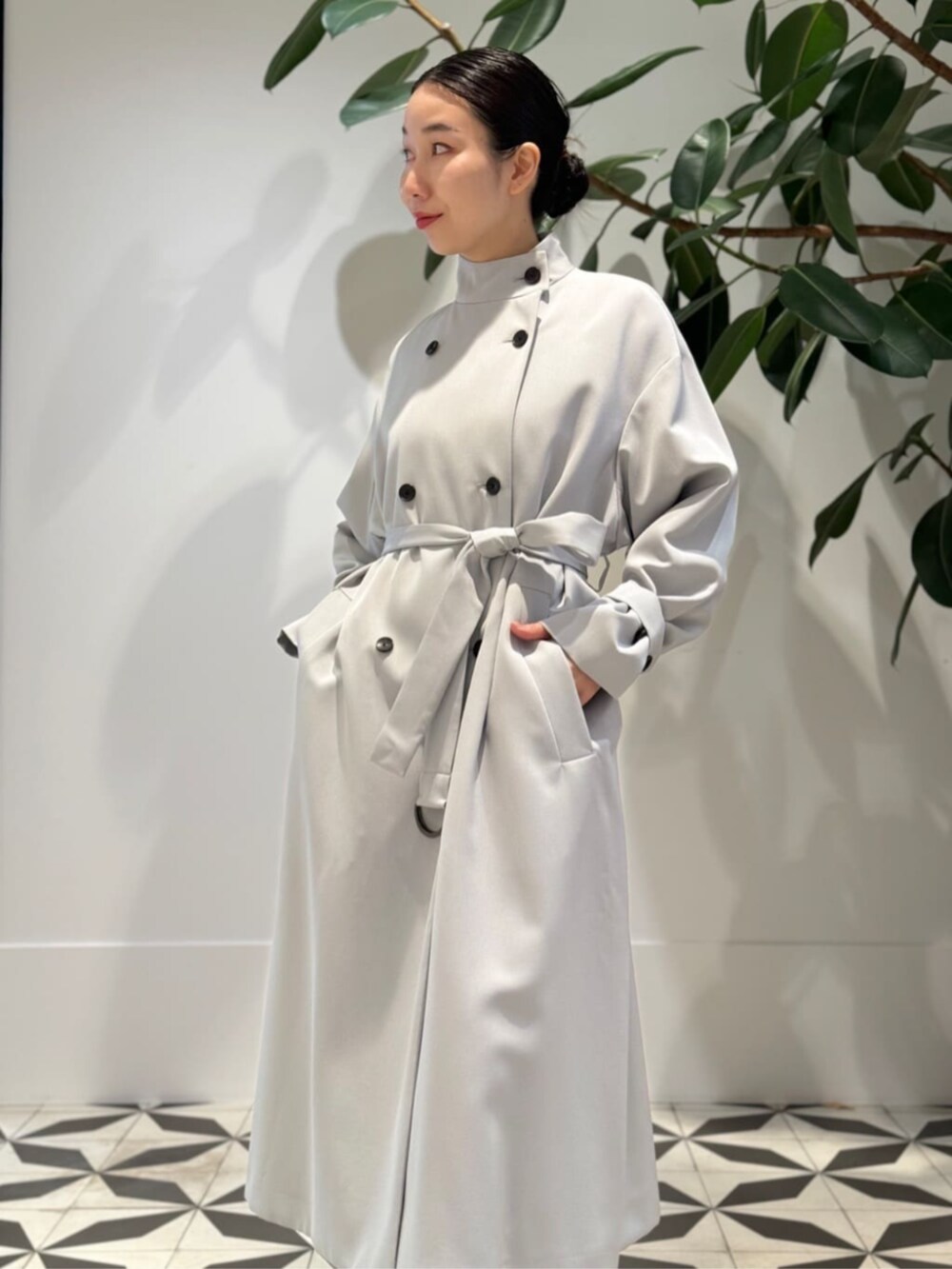 「TOMORROWLAND、トゥモローランド、ballsey、TOMORROWLAND collection、sergio rossi、スタンドカラーコート、パフスリーブワンピース、ワンピース、イエロー、ライトブルー、オケージョン、セレモニー」｜「TOMORROWLAND のコットンジャージー キャミソール（キャミソール、ホワイト系）」を使った、Nito_TOMORROWLANDさん（レディース・158cm）の冬コーディネートの3枚目の写真