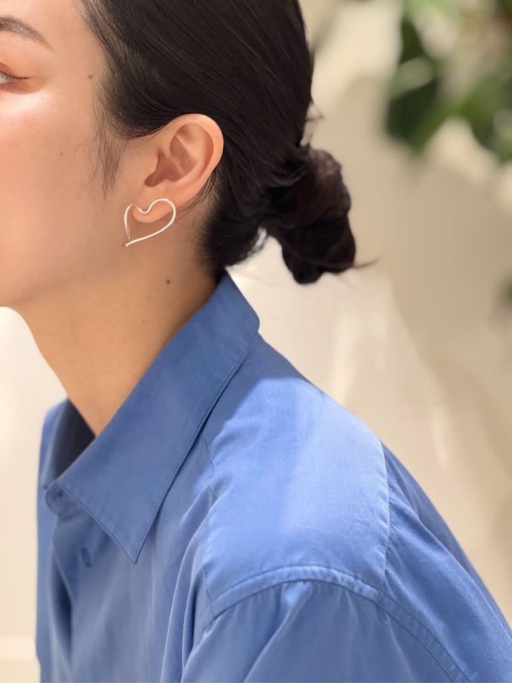 「TOMORROWLAND、TOMORROWLAND collection、トゥモローランド、ballsey、manipuri、BAR JEWELLERY、Atelier TOMORROWLAND、スクエアネック、ジレ、ジャカードパンツ、ブルーシャツ、レイヤードスタイル、大人カジュアル」｜「MACPHEEのファインブロード レギュラーカラーシャツ（シャツ/ブラウス、ブルー系）」を使った、Nito_TOMORROWLANDさん（レディース・158cm）の春コーディネートの3枚目の写真