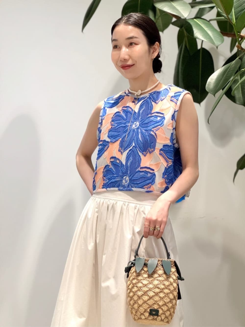 「TOMORROWLAND、TOMORROWLAND collection、トゥモローランド、ballsey、MACPHEE、ELIOU、Anya Hindmarch、ジャカードベスト、ジャカード、フラワーモチーフ、フロンタブル、２ＷＡＹ、タフタスカート、マキシスカート」｜「MACPHEEのクリスピータフタ ギャザーマキシスカート（スカート、ホワイト系）」を使った、Nito_TOMORROWLANDさん（レディース・158cm）の夏コーディネートの3枚目の写真