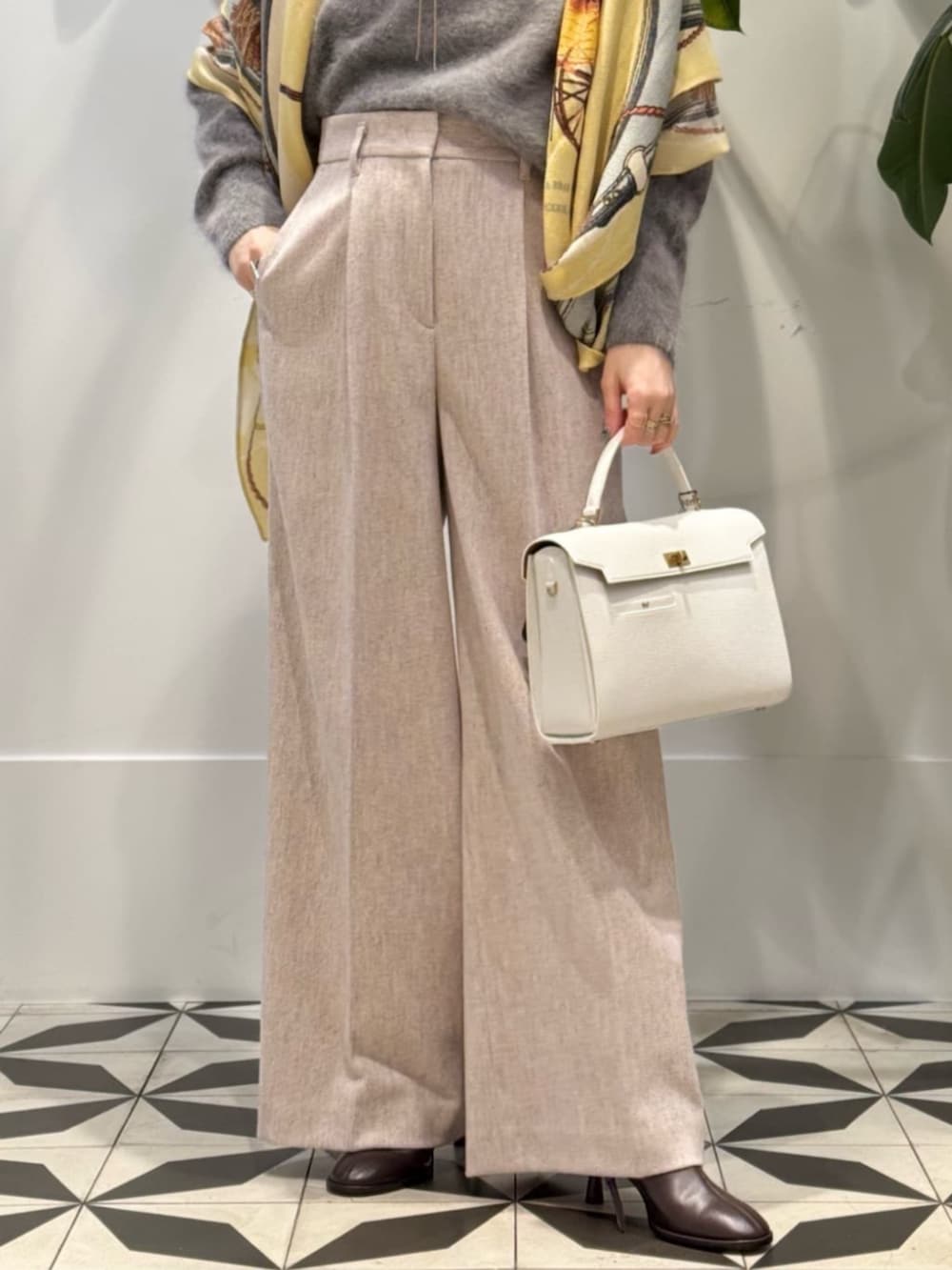 グレー系のその他アウター、グレー系のニット/セーター、グレー系のキャミソールを着用したレディースの秋コーディネートの7枚目の写真