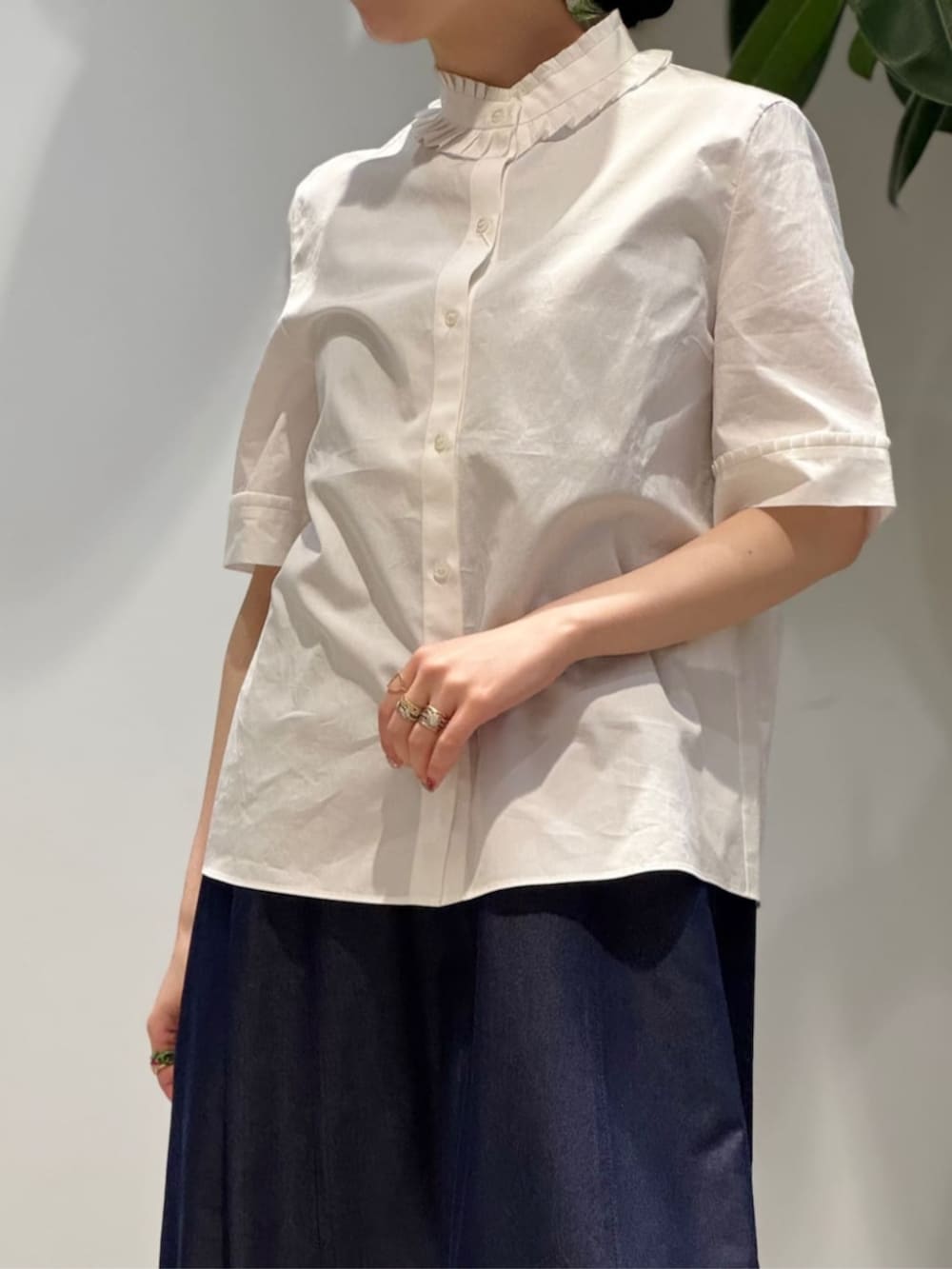 「TOMORROWLAND、TOMORROWLAND collection、トゥモローランド、ballsey、Atelier TOMORROWLAND、NEBULONIE、ストライプジャケット、デニムワンピース、ワンピース、半袖シャツ、フリルシャツ、大人カジュアル」｜「TOMORROWLAND のコットンジャージー キャミソール（キャミソール、ホワイト系）」を使った、Nito_TOMORROWLANDさん（レディース・158cm）の春コーディネートの5枚目の写真