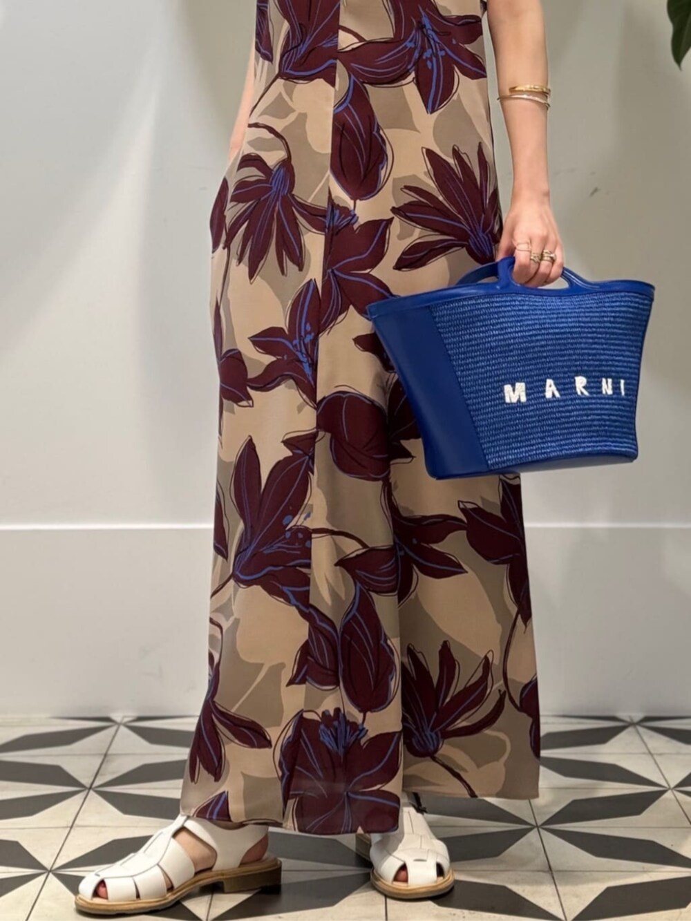 ホワイト系のタンクトップ、ホワイト系のシャツ/ブラウス、ベージュ系のワンピースを着用したレディースの夏コーディネートの6枚目の写真