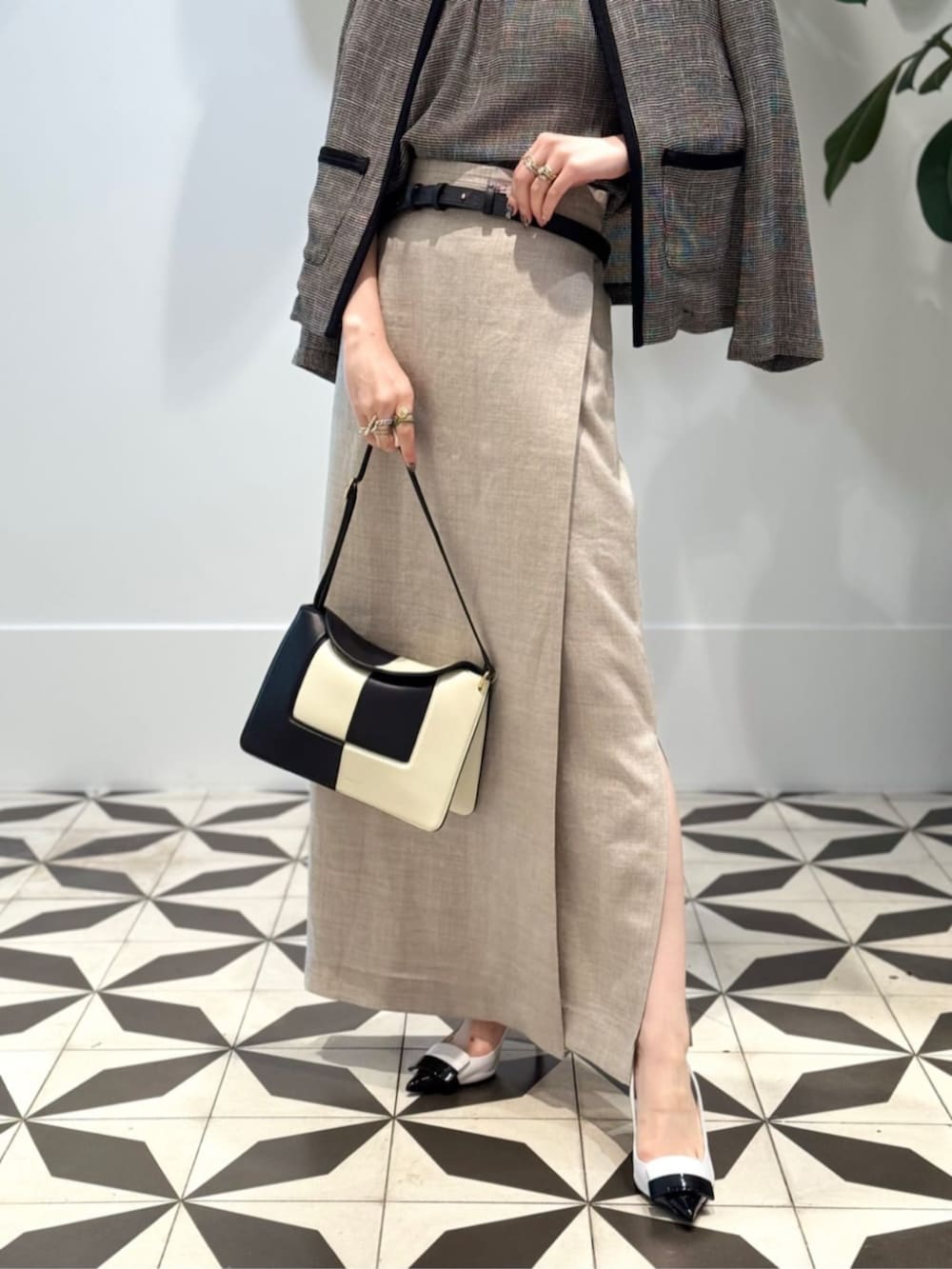 「TOMORROWLAND、トゥモローランド、ballsey、MACPHEE、WANDLER、MAISON BOINET、ノーカラージャケット、パイピングジャケット、アンサンブル、ラミースカート、大人カジュアル、sergio rossi」｜「TOMORROWLAND のセルロースジャージー キャミソール（キャミソール、ブラック系）」を使った、Nito_TOMORROWLANDさん（レディース・158cm）の夏コーディネートの5枚目の写真