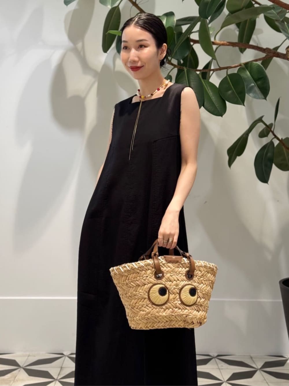 「TOMORROWLAND、トゥモローランド、MACPHEE、ballsey、Anya Hindmarch、ELIOU、別注、チュニックシャツ、シアーシャツ、スクエアネック、ノースリーブワンピース」｜「TOMORROWLAND のコットンジャージー キャミソール（キャミソール、ブラック系）」を使った、Nito_TOMORROWLANDさん（レディース・158cm）の夏コーディネートの3枚目の写真