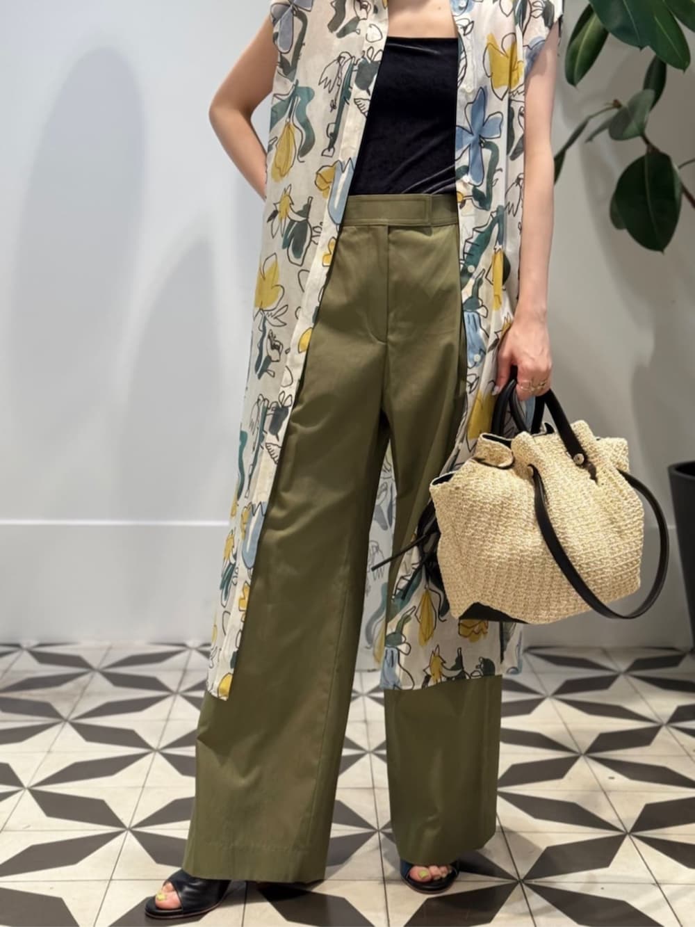 「TOMORROWLAND、TOMORROWLAND collection、BACCA、Atelier TOMORROWLAND、PALOMA BARCELO、柄ワンピース、ノースリーブブラウス、フラワープリント、タックパンツ、大人カジュアル」｜「Paloma BarceloのPALOMA BARCELO BRIGITE ラフィアヒールミュール（サンダル、ブラック系）」を使った、Nito_TOMORROWLANDさん（レディース・158cm）の夏コーディネートの3枚目の写真