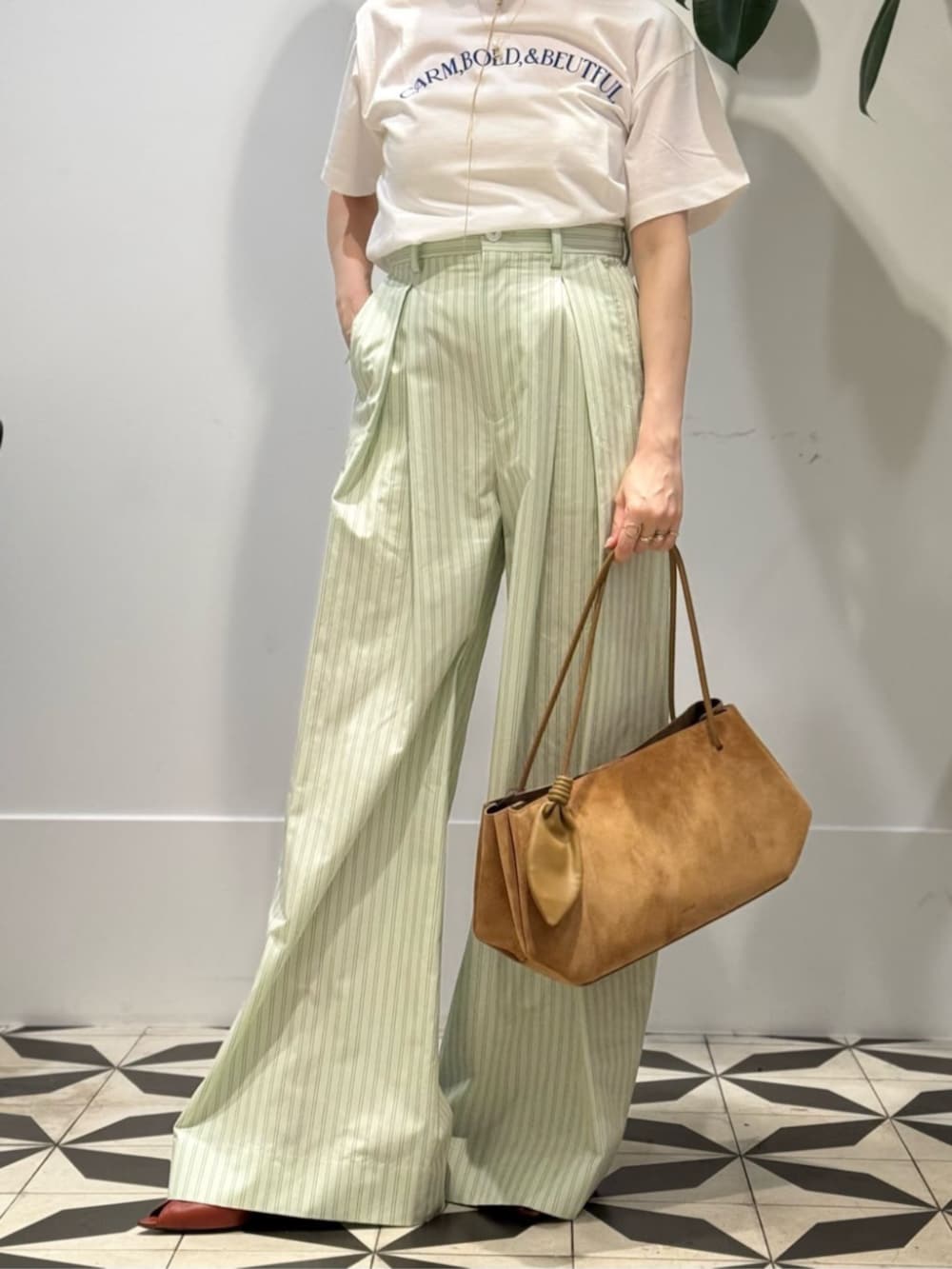 ホワイト系のTシャツ/カットソー、ブラウン系のその他トップス、グリーン系のその他パンツを着用したレディースの夏コーディネートの4枚目の写真