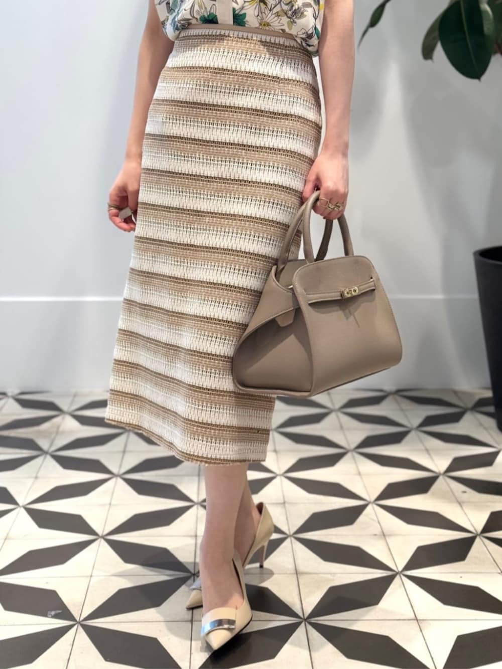 ホワイト系のキャミソール、ベージュ系のテーラードジャケット、イエロー系のシャツ/ブラウスを着用したレディースの春コーディネートの4枚目の写真