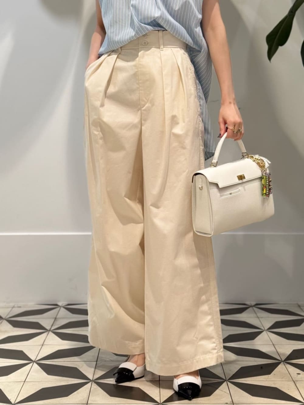 「TOMORROWLAND、トゥモローランド、MACPHEE、BACCA、Anya Hindmarch、ハイネックシャツ、ストライプシャツ、ブルーシャツ、タックパンツ、ワイドパンツ、大人カジュアル」｜「MACPHEEのシルクネップウェザー タックワイドパンツ（その他パンツ、ホワイト系）」を使った、Nito_TOMORROWLANDさん（レディース・158cm）の夏コーディネートの4枚目の写真