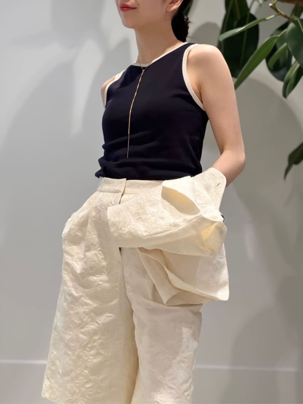 「TOMORROWLAND、TOMORROWLAND collection、トゥモローランド、LE NINE、MACPHEE、manipuri、セットアップ、ジレ、ハーフパンツ、スカーフ、スカーフアレンジ、キュロット、かごバッグ」|「TOMORROWLAND collectionのフラワージャカード 2タックキュロット(その他パンツ、ホワイト系)」を使った、Nito_TOMORROWLANDさん(レディース・158cm)の春コーディネートの4枚目の写真