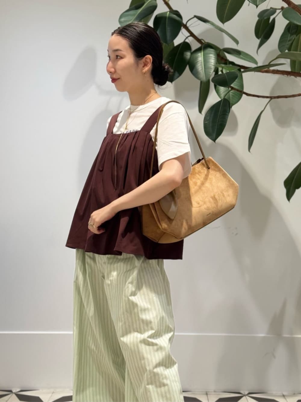 ホワイト系のTシャツ/カットソー、ブラウン系のその他トップス、グリーン系のその他パンツを着用したレディースの夏コーディネートの2枚目の写真