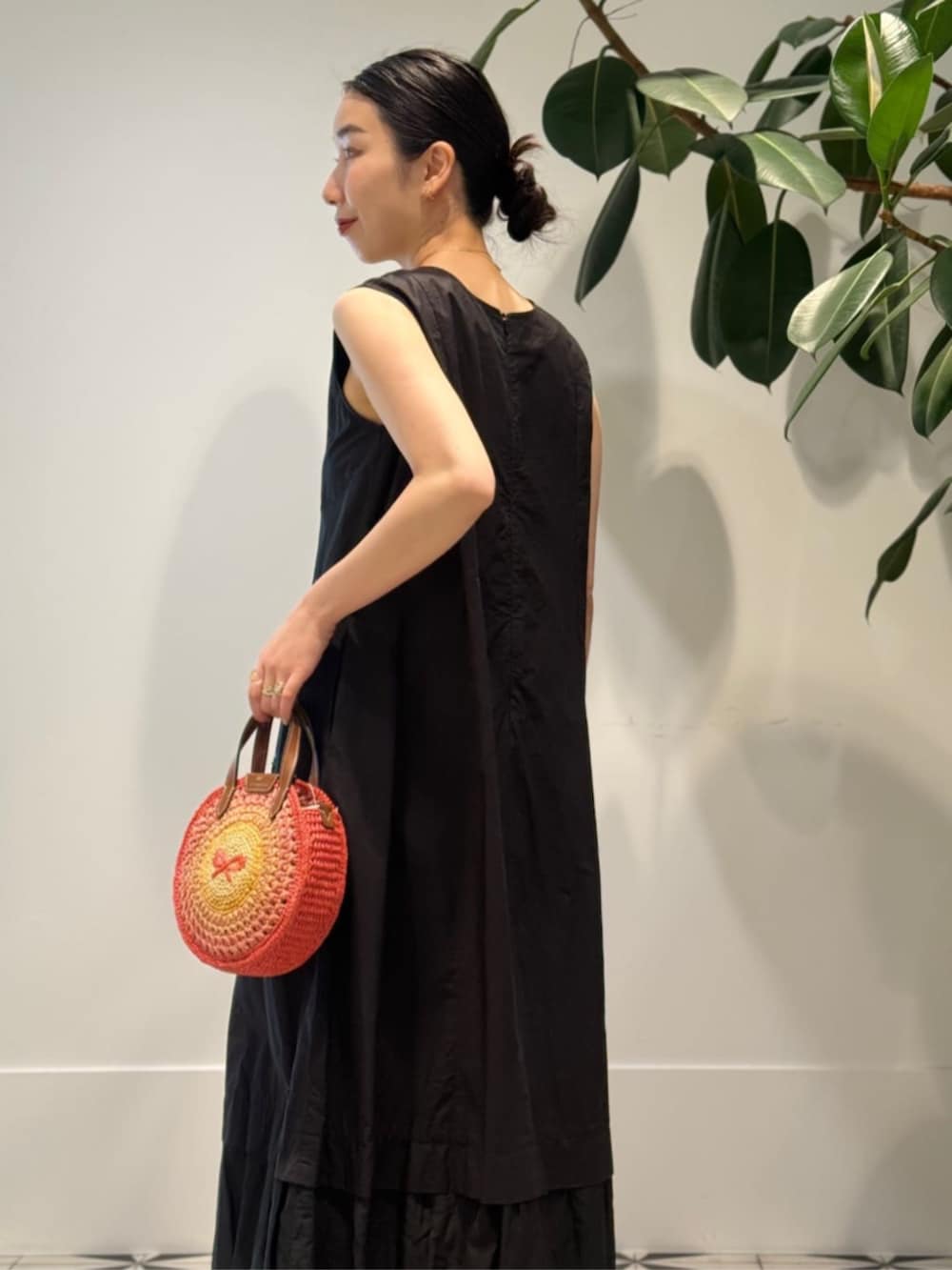 「TOMORROWLAND、トゥモローランド、MACPHEE、ballsey、NE QUITTEZ PAS、ne Quittez pas BLACK、Anya Hindmarch、PALOMA BARCELO、ジレ、ジャカードジレ、ビーズ刺繍、ワンピース」｜「TOMORROWLAND のコットンジャージー キャミソール（キャミソール、ブラック系）」を使った、Nito_TOMORROWLANDさん（レディース・158cm）の夏コーディネートの4枚目の写真