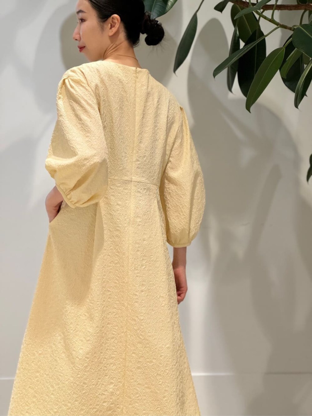 「TOMORROWLAND、トゥモローランド、ballsey、TOMORROWLAND collection、sergio rossi、スタンドカラーコート、パフスリーブワンピース、ワンピース、イエロー、ライトブルー、オケージョン、セレモニー」｜「TOMORROWLAND のコットンジャージー キャミソール（キャミソール、ホワイト系）」を使った、Nito_TOMORROWLANDさん（レディース・158cm）の冬コーディネートの7枚目の写真