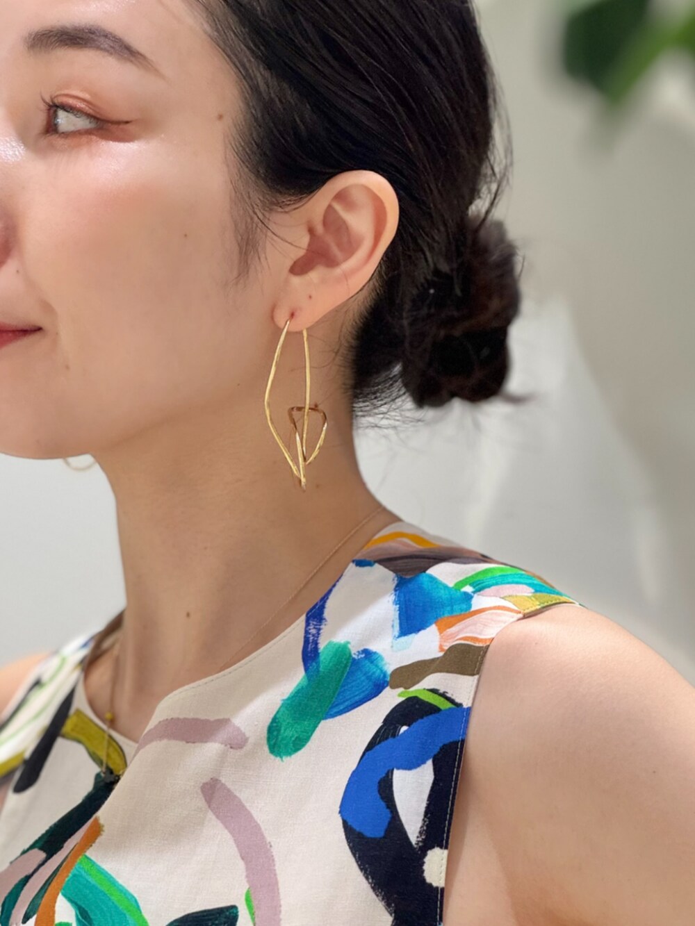 「TOMORROWLAND、トゥモローランド、TOMORROWLAND collection、ballsey、BAR JEWELLERY、Anya Hindmarch、Gianvito Rossi、柄ワンピース、ジレ、レイヤードスタイル、大人カジュアル」|「TOMORROWLAND のセルロースジャージー キャミソール(キャミソール、ホワイト系)」を使った、Nito_TOMORROWLANDさん(レディース・158cm)の春コーディネートの6枚目の写真
