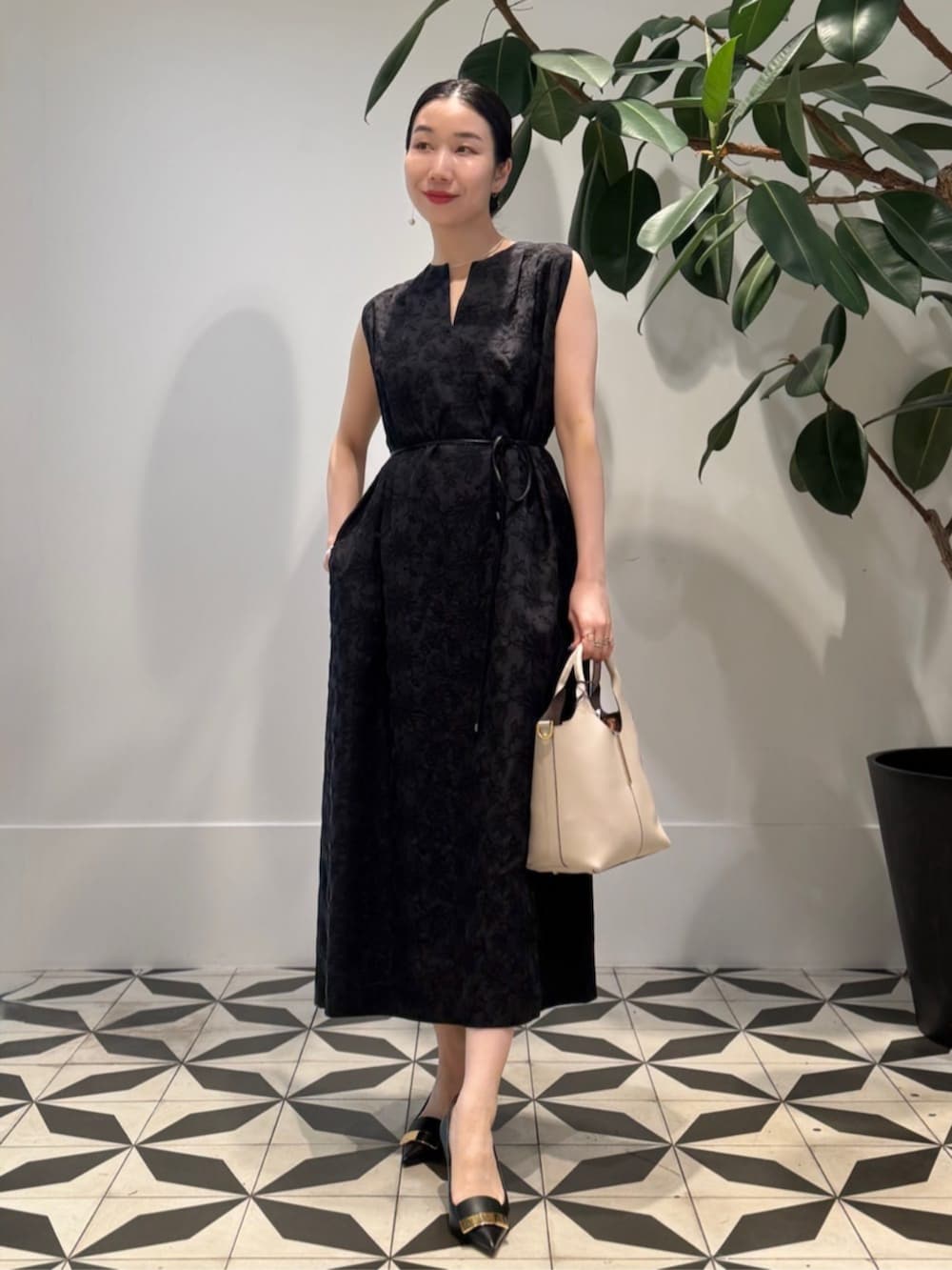 「TOMORROWLAND、TOMORROWLAND collection、トゥモローランド、ballsey、MARIHA、TOD'S、sergio rossi、グレンチェック、ダブルジャケット、エンブロイダリー、エンブロイダリーワンピース、ノースリーブワンピース」|「TOMORROWLAND のコットンジャージー キャミソール(キャミソール、ブラック系)」を使った、Nito_TOMORROWLANDさん(レディース・158cm)の春コーディネートの2枚目の写真