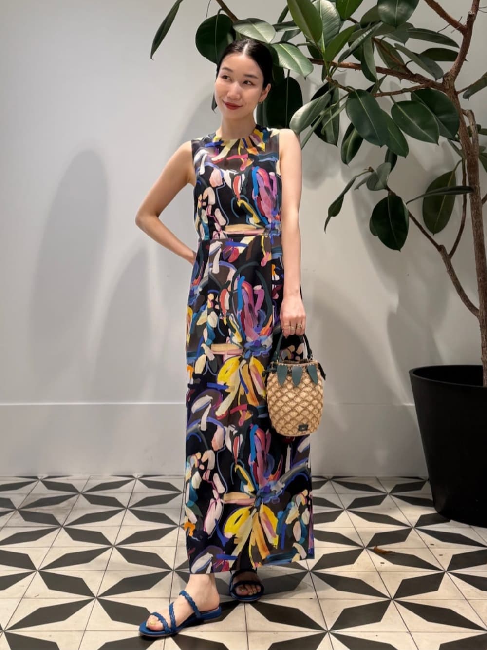 「TOMORROWLAND、トゥモローランド、ballsey、Anya Hindmarch、gianvitorossi、柄ワンピース、ノースリーブワンピース、フラワープリント、大人カジュアル」｜「BALLSEYのシアードット キャップスリーブカーディガン（カーディガン/ボレロ、ブルー系）」を使った、Nito_TOMORROWLANDさん（レディース・158cm）の夏コーディネートの2枚目の写真