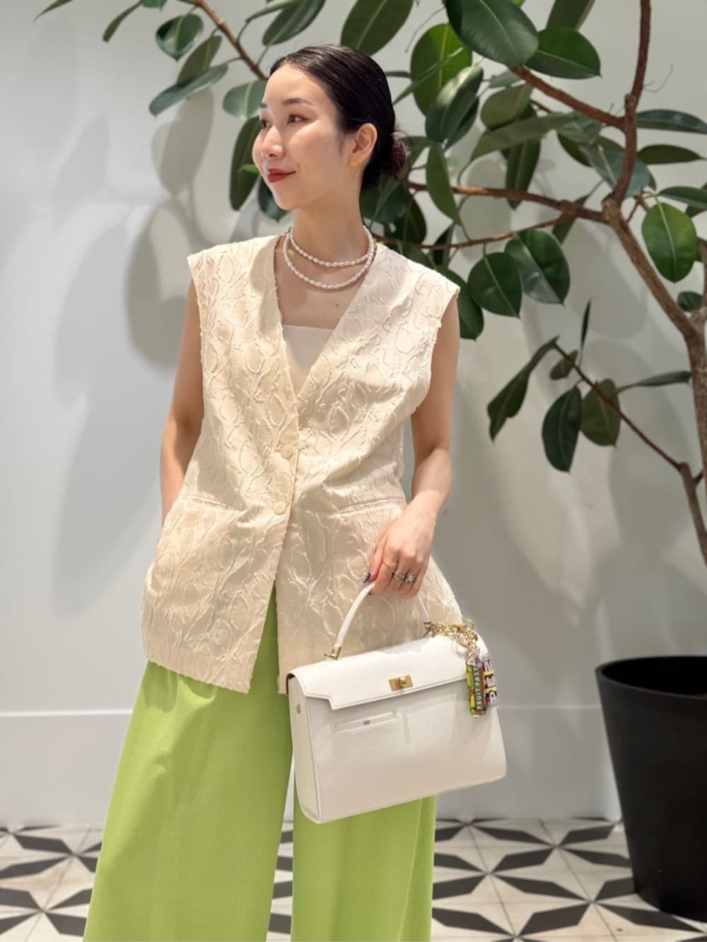 「TOMORROWLAND、トゥモローランド、TOMORROWLAND collection、ballsey、BACCA、Rieuk、NEBULONIE、Anya Hindmarch、ジレ、グリーン、ライムグリーン、大人カジュアル」｜「BACCAのinner piece ベロアジャージー カップインキャミソール（キャミソール、ホワイト系）」を使った、Nito_TOMORROWLANDさん（レディース・158cm）の夏コーディネートの2枚目の写真