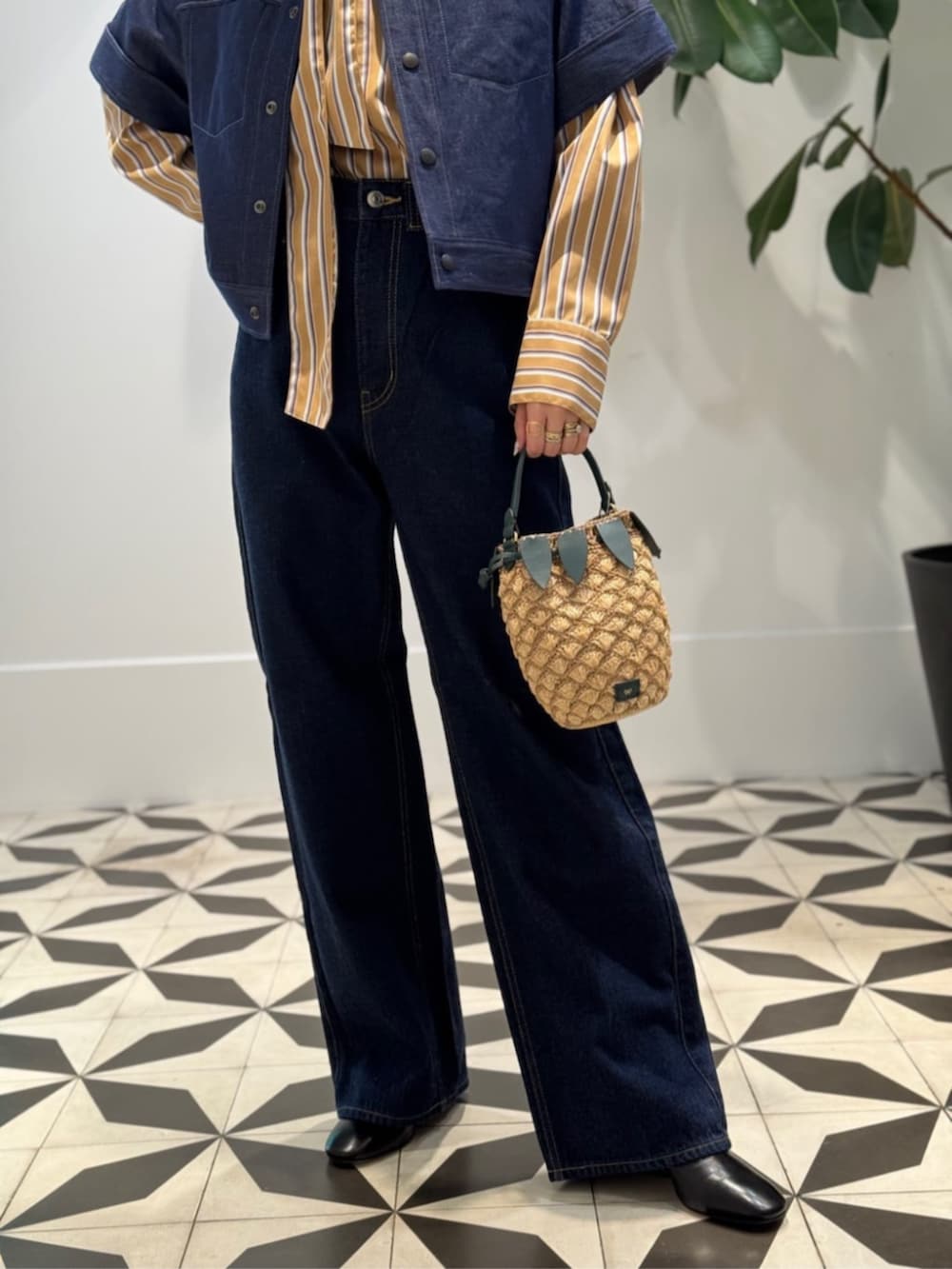 「TOMORROWLAND、トゥモローランド、MACPHEE、ballsey、Anya Hindmarch、aeyde、デニムシャツ、デニム、レイヤードスタイル、半袖シャツ、ボウタイブラウス、ボウタイシャツ、ストライプシャツ」|「TOMORROWLAND のコットンジャージー キャミソール(キャミソール、ホワイト系)」を使った、Nito_TOMORROWLANDさん(レディース・158cm)の夏コーディネートの4枚目の写真