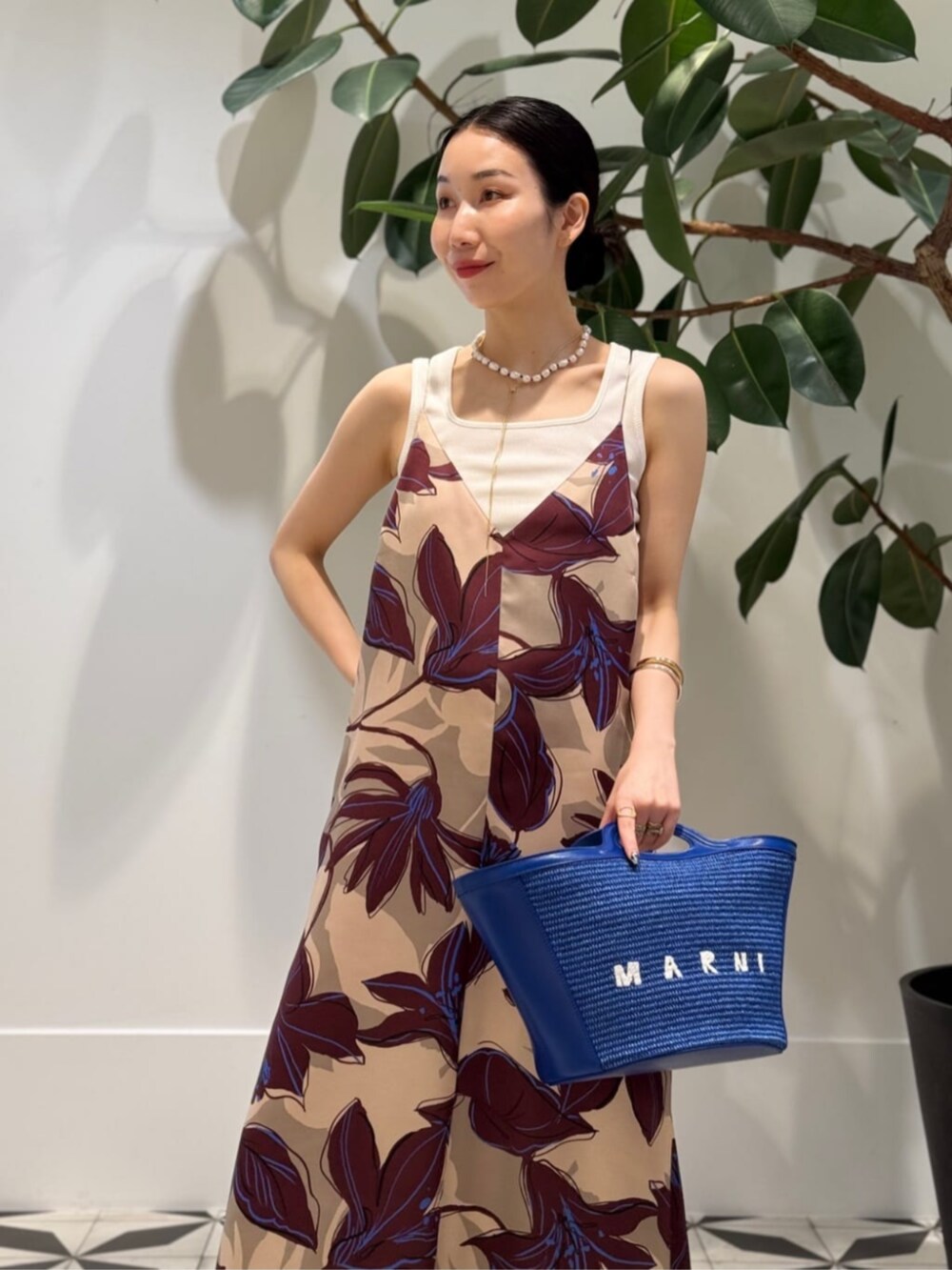 ホワイト系のタンクトップ、ホワイト系のシャツ/ブラウス、ベージュ系のワンピースを着用したレディースの夏コーディネートの4枚目の写真