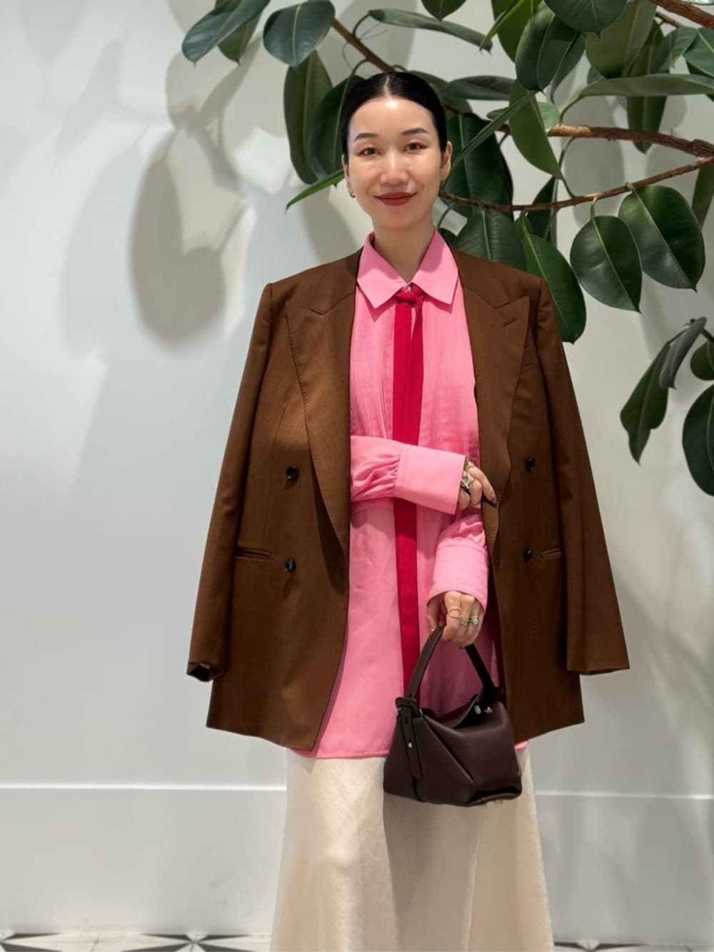 ホワイト系のキャミソール、ピンク系のシャツ/ブラウス、イエロー系のその他アウターを着用したレディースの秋コーディネートの2枚目の写真