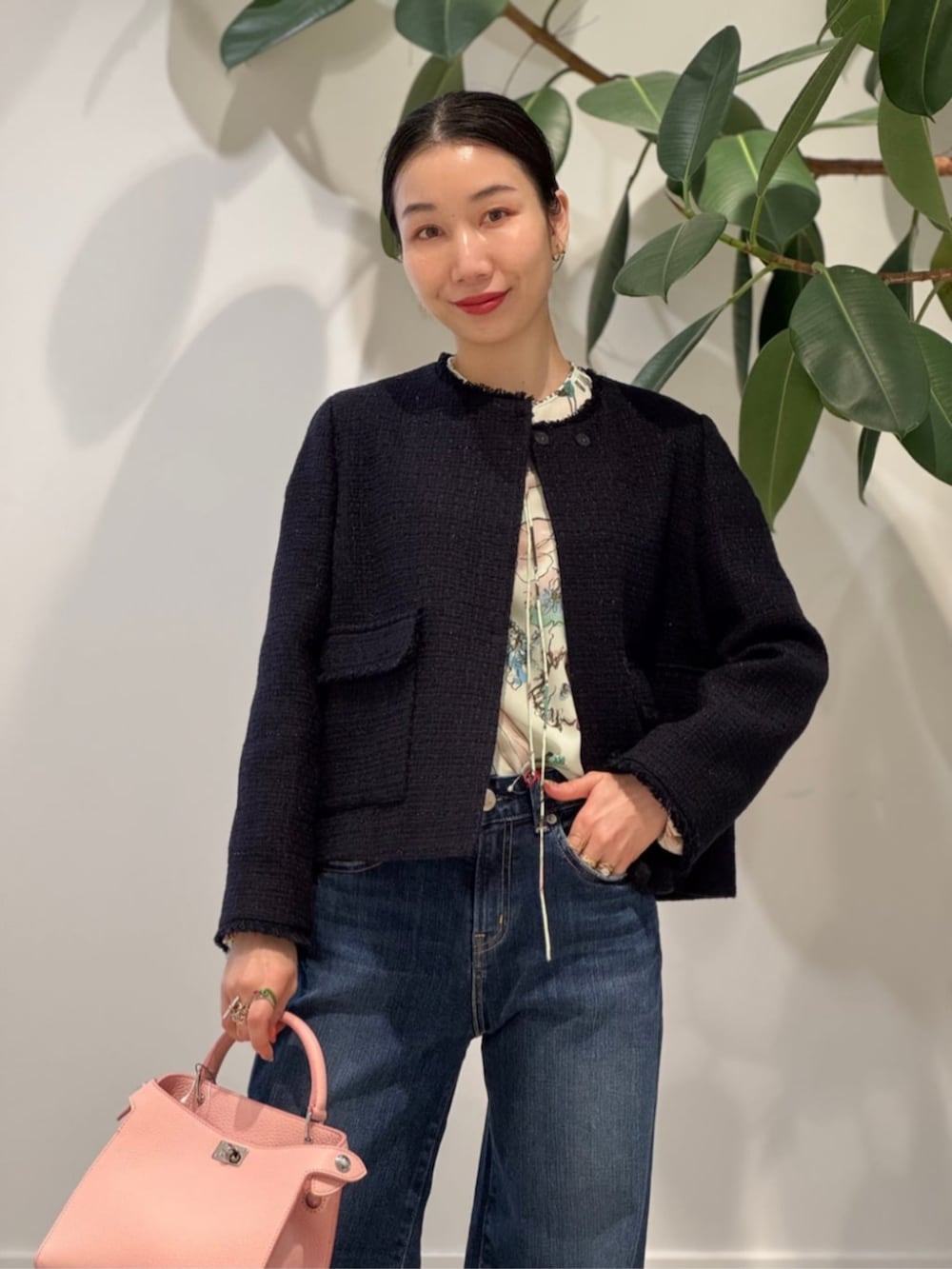 「TOMORROWLAND、トゥモローランド、ballsey、TOMORROWLAND collection、RED CARD、ラメツイード、ツイードジャケット、フラワープリント、柄ブラウス、デニム、大人カジュアル」｜「RED CARD TOKYOのRED CARD TOKYO 35thAnniversary ワイド デニムパンツ（デニムパンツ、ブルー系）」を使った、Nito_TOMORROWLANDさん（レディース・158cm）の冬コーディネートの2枚目の写真