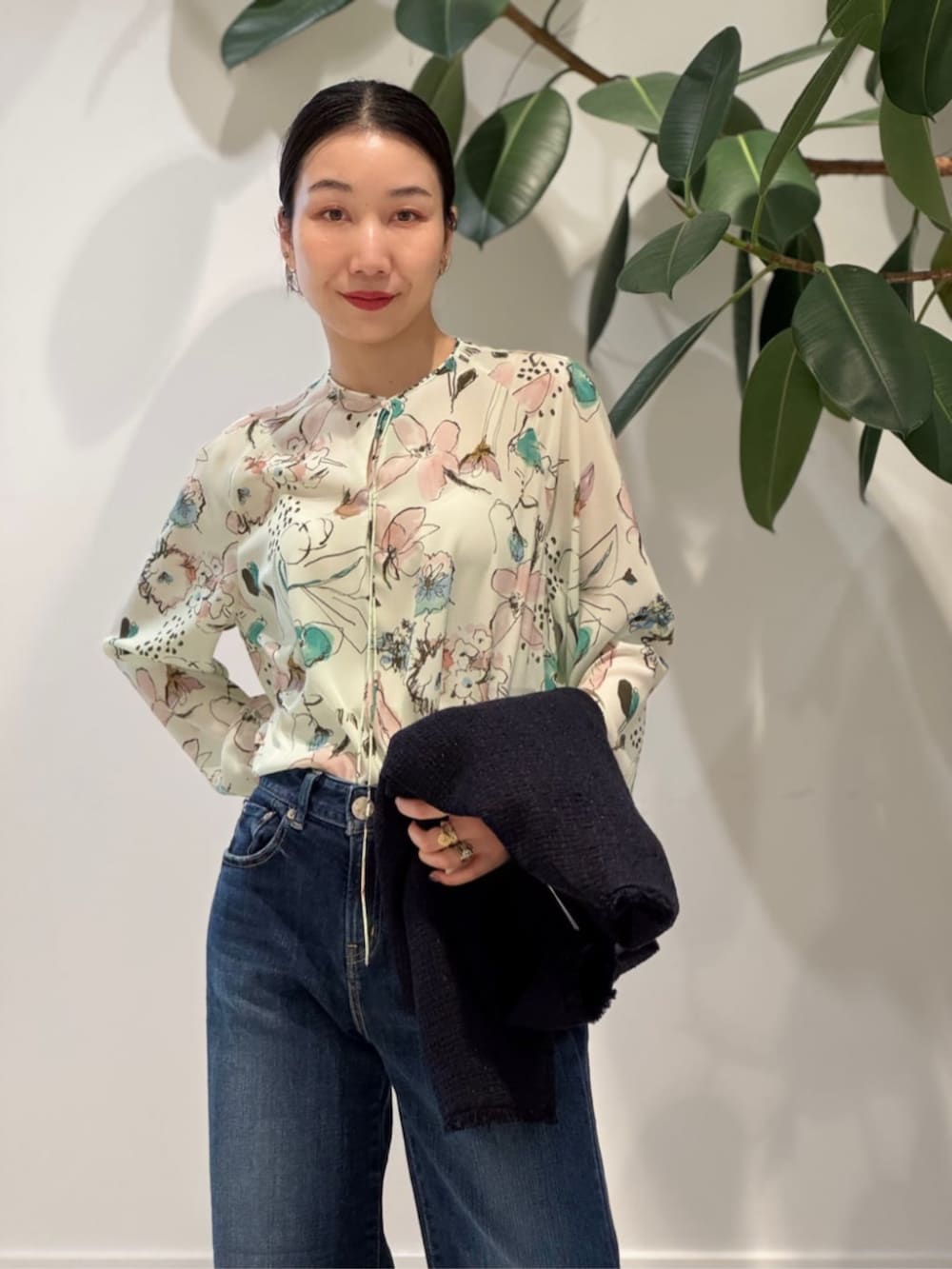 「TOMORROWLAND、トゥモローランド、ballsey、TOMORROWLAND collection、RED CARD、ラメツイード、ツイードジャケット、フラワープリント、柄ブラウス、デニム、大人カジュアル」｜「RED CARD TOKYOのRED CARD TOKYO 35thAnniversary ワイド デニムパンツ（デニムパンツ、ブルー系）」を使った、Nito_TOMORROWLANDさん（レディース・158cm）の冬コーディネートの3枚目の写真