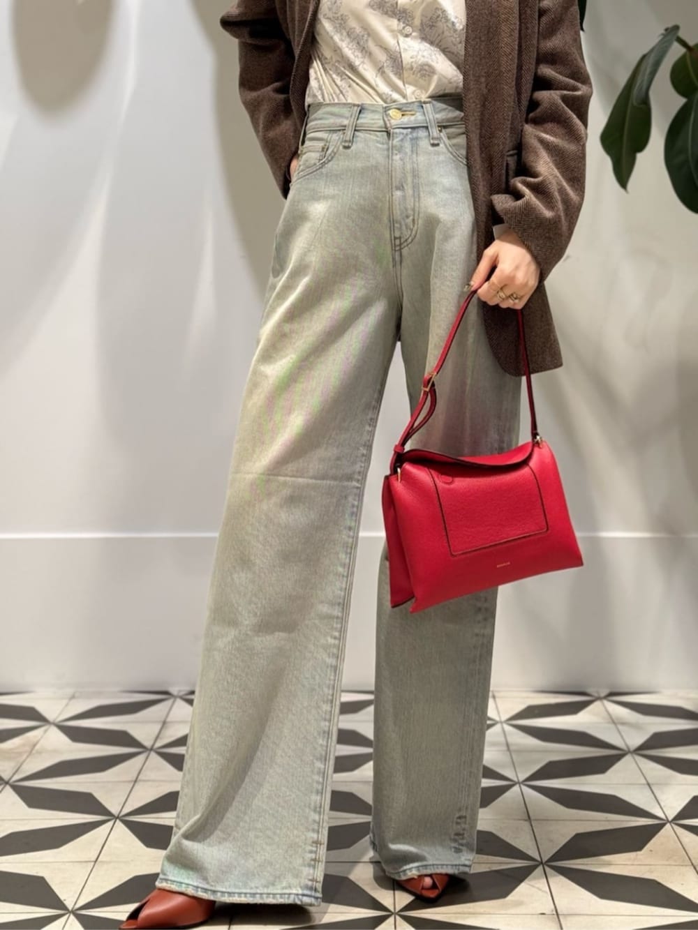 ホワイト系のシャツ/ブラウス、ホワイト系のキャミソール、ブラウン系のノーカラージャケットを着用したレディースの冬コーディネートの4枚目の写真