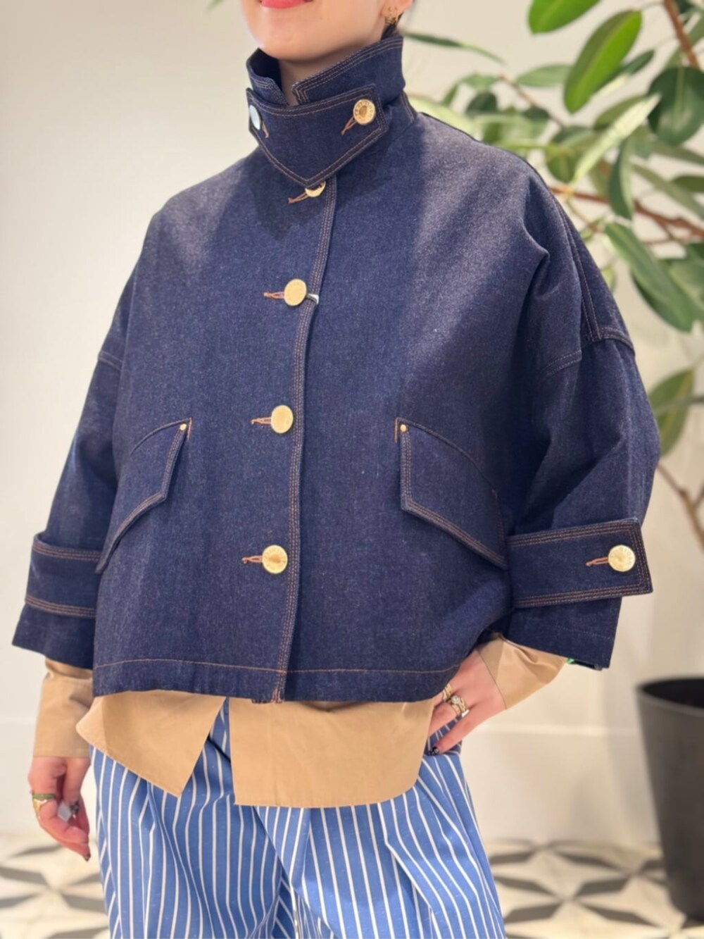 「TOMORROWLAND、トゥモローランド、MACKINTOSH、HUMBIE、別注、ballsey、BACCA、TOMORROWLAND .B、Atelier TOMORROWLAND、デニムジャケット、ブルゾン、ストライプパンツ、グリーン、ボタンダウンシャツ、ニット」｜「Mackintoshの【別注】MACKINTOSH HUMBIE DENIM ジャケット（デニムジャケット、ブルー系）」を使った、Nito_TOMORROWLANDさん（レディース・158cm）の春コーディネートの5枚目の写真