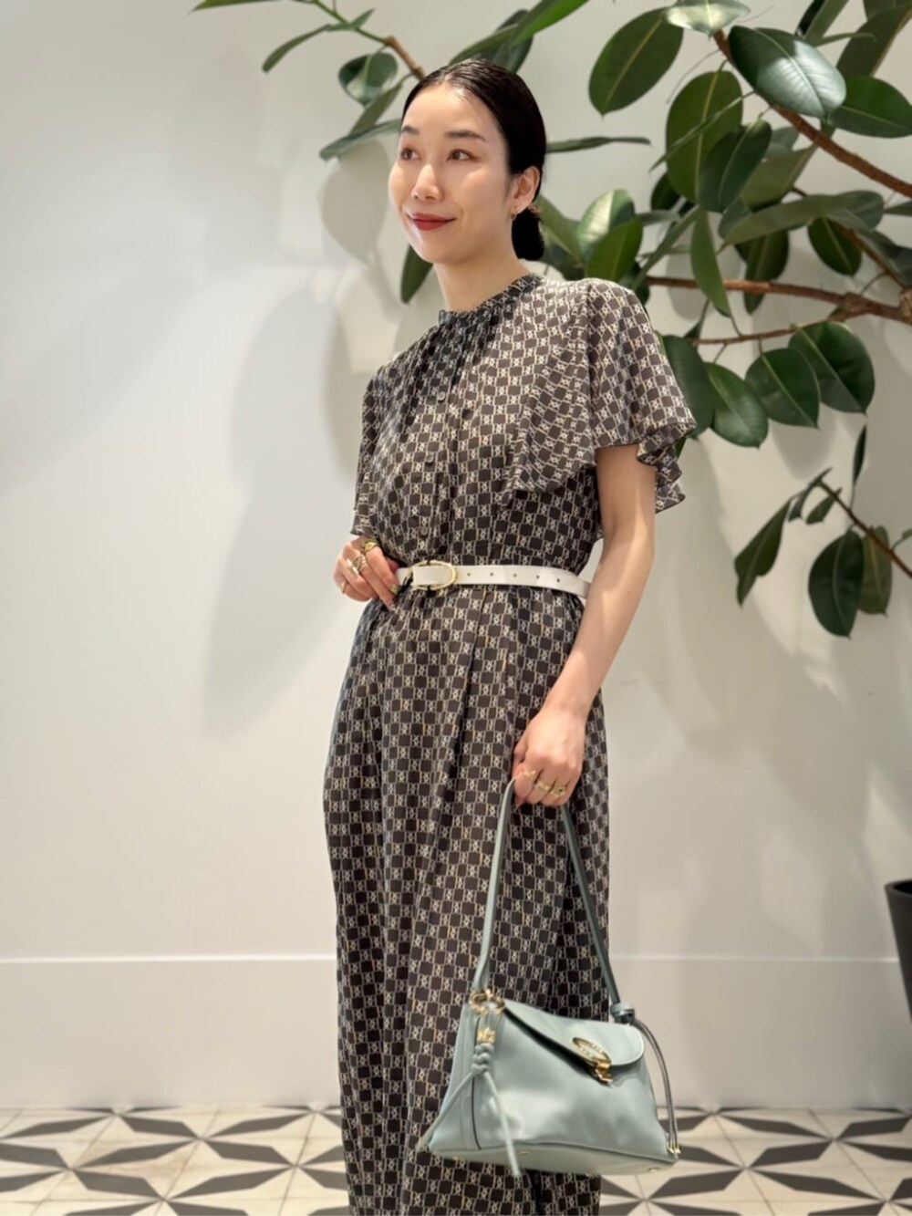 「TOMORROWLAND、トゥモローランド、ballsey、Atelier TOMORROWLAND、NEBULONIE、ATELIER AMBOISE、AMBOISE、タイポグラフィ、柄ワンピース、ワンピース、大人カジュアル」｜「TOMORROWLAND のコットンジャージー キャミソール（キャミソール、ホワイト系）」を使った、Nito_TOMORROWLANDさん（レディース・158cm）の夏コーディネートの3枚目の写真