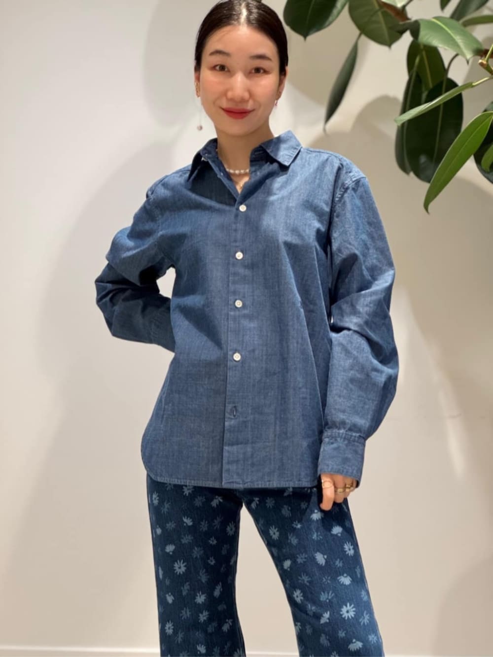「TOMORROWLAND、トゥモローランド、UNION LAUNCH、MACPHEE、Anya Hindmarch、aeyde、ノーカラージャケット、金ボタン、プリントデニム、デニム、デニムシャツ、シャンブレーシャツ、デニムオンデニム、大人カジュアル」｜「TOMORROWLAND のAeyde　MILA　ナッパレザーヒールサンダル（パンプス、ブラック系）」を使った、Nito_TOMORROWLANDさん（レディース・158cm）の春コーディネートの3枚目の写真